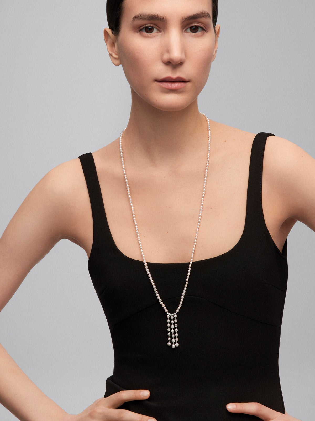 Colgante de oro blanco de 18K con 172 perlas akoya y 9 diamantes en talla brillante con un total de 0,09 cts