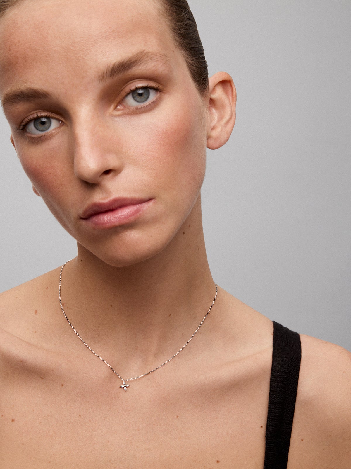 18K White gold pendant chain with diamond.