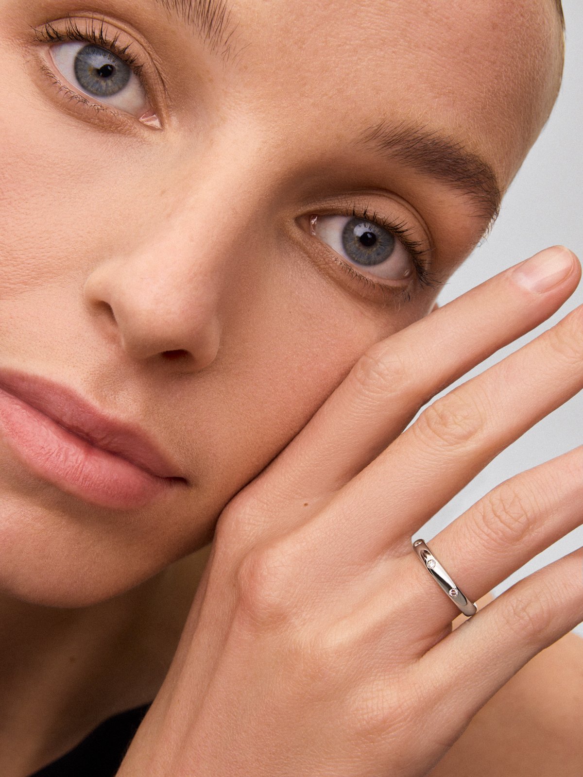 18K white gold ring with 3 brilliant-cut diamonds with a total of 0.09 cts