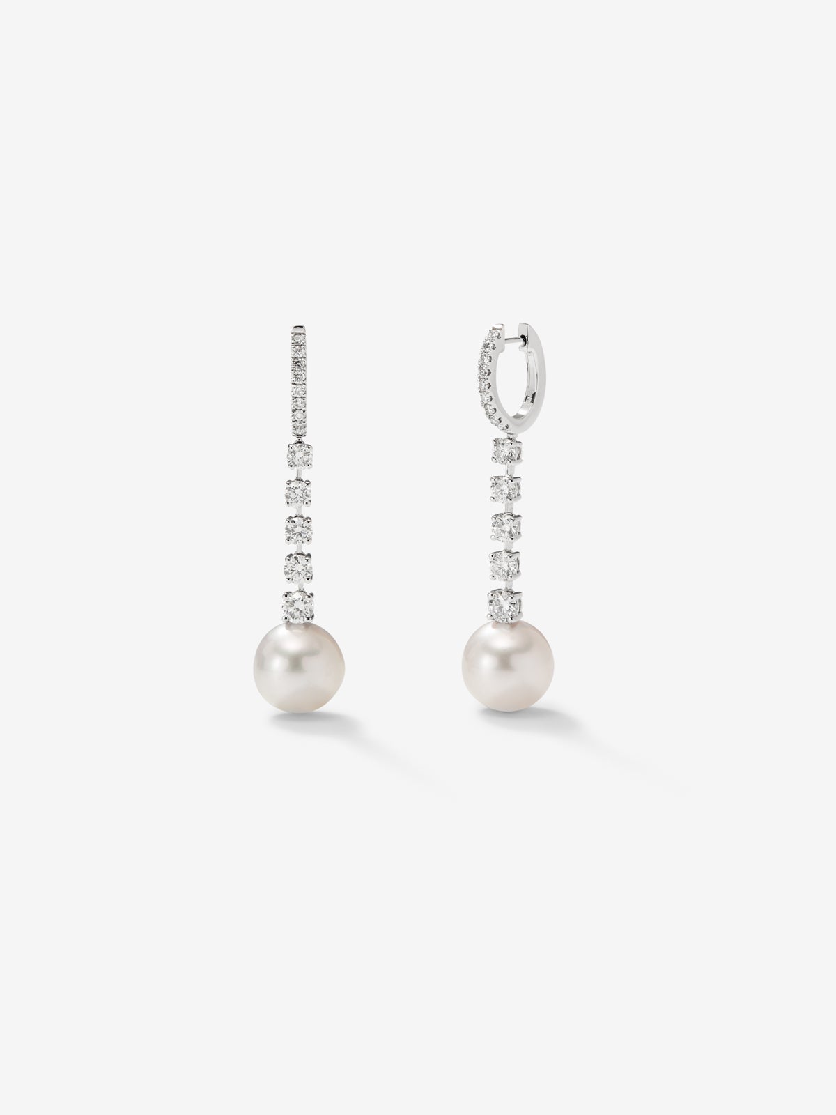 18K white gold earrings with white 0.4 cts and 10.5 mm Australian pearls bright diamonds