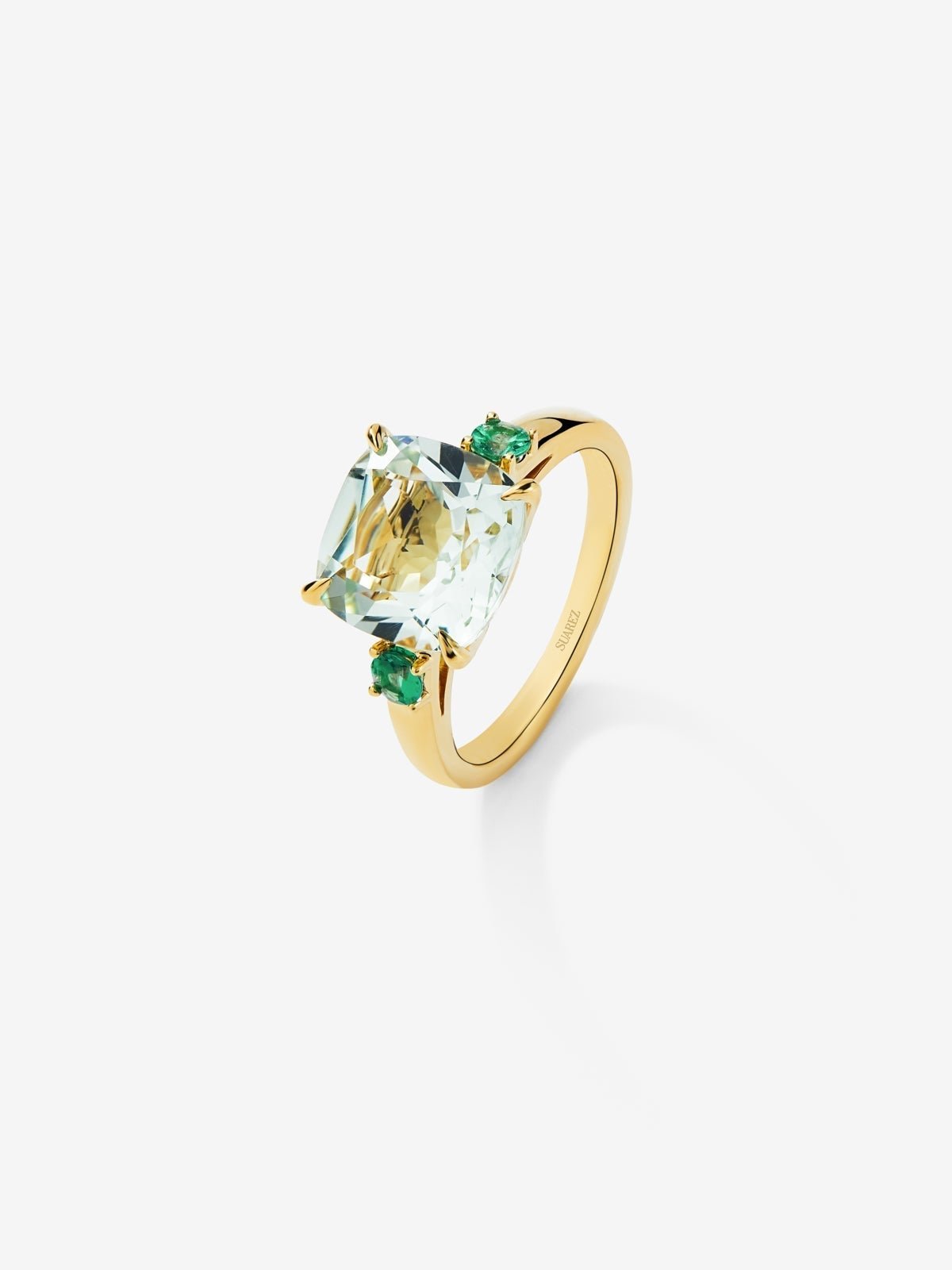 Anillo tresillo de oro amarillo de 18K con amatista verde en talla cushion de 3,95 cts y esmeraldas verdes en talla brillante de 0,25 cts