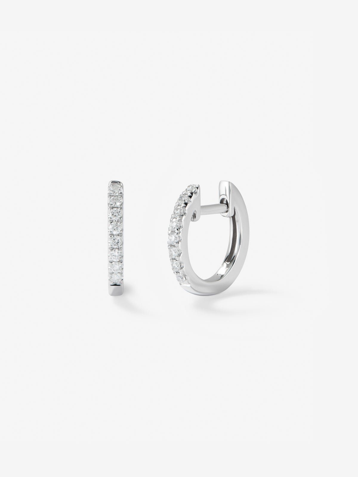 Pendientes de oro blanco de 18K con 16 diamantes en talla brillante con un total de 0,16 cts