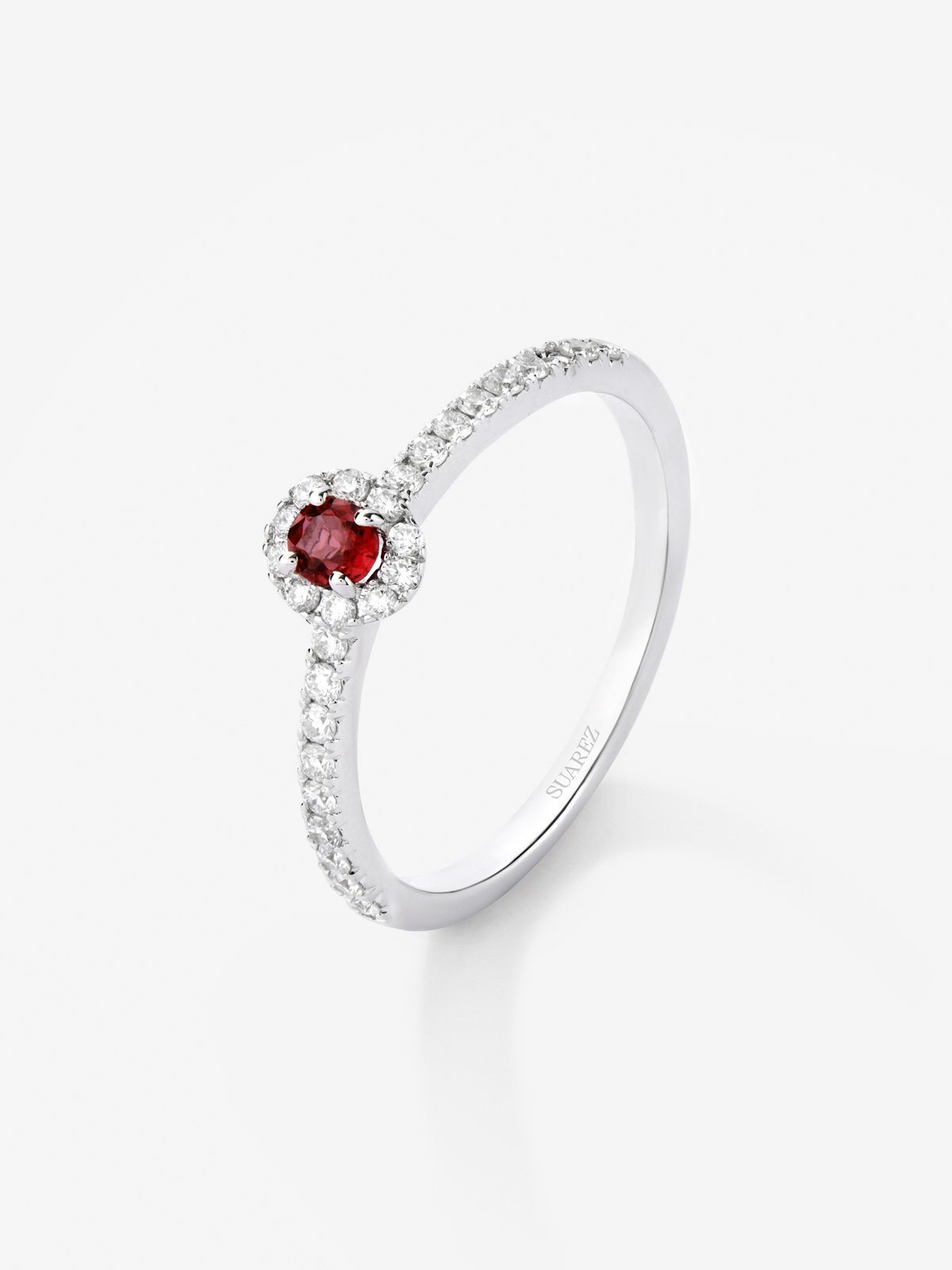 Anillo de oro blanco de 18K con rubí rojo en talla brillante de 0,1 cts y orla y brazo de 28 diamantes en talla brillante con un total de 0,2 cts