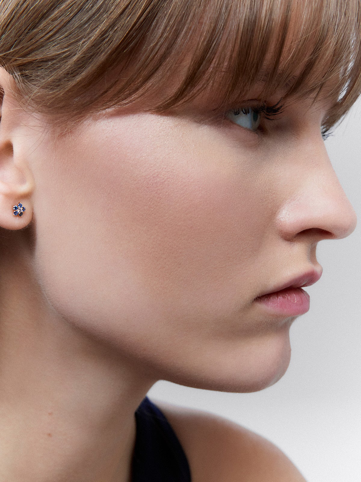 Frida earrings in rose gold with sapphire.