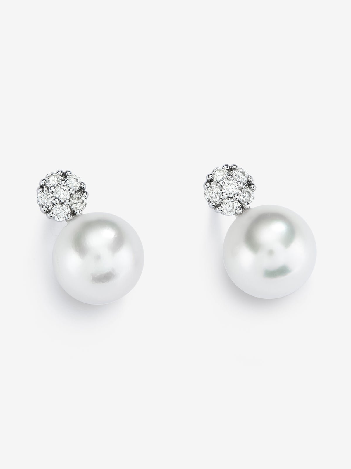 18k White Gold Earring with 8mm Australian Pearl and Diamond.