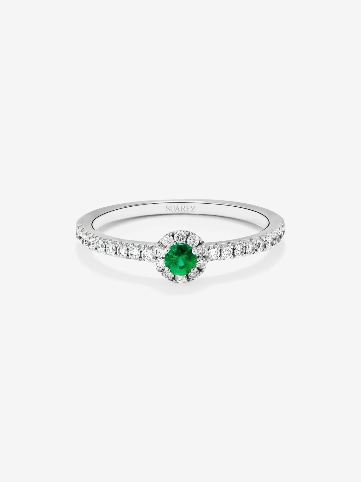 Anillo de oro blanco de 18K con esmeralda en talla brillante de 0,1 cts y brazo y orla de 28 diamantes en talla brillante con un total de 0,18 cts