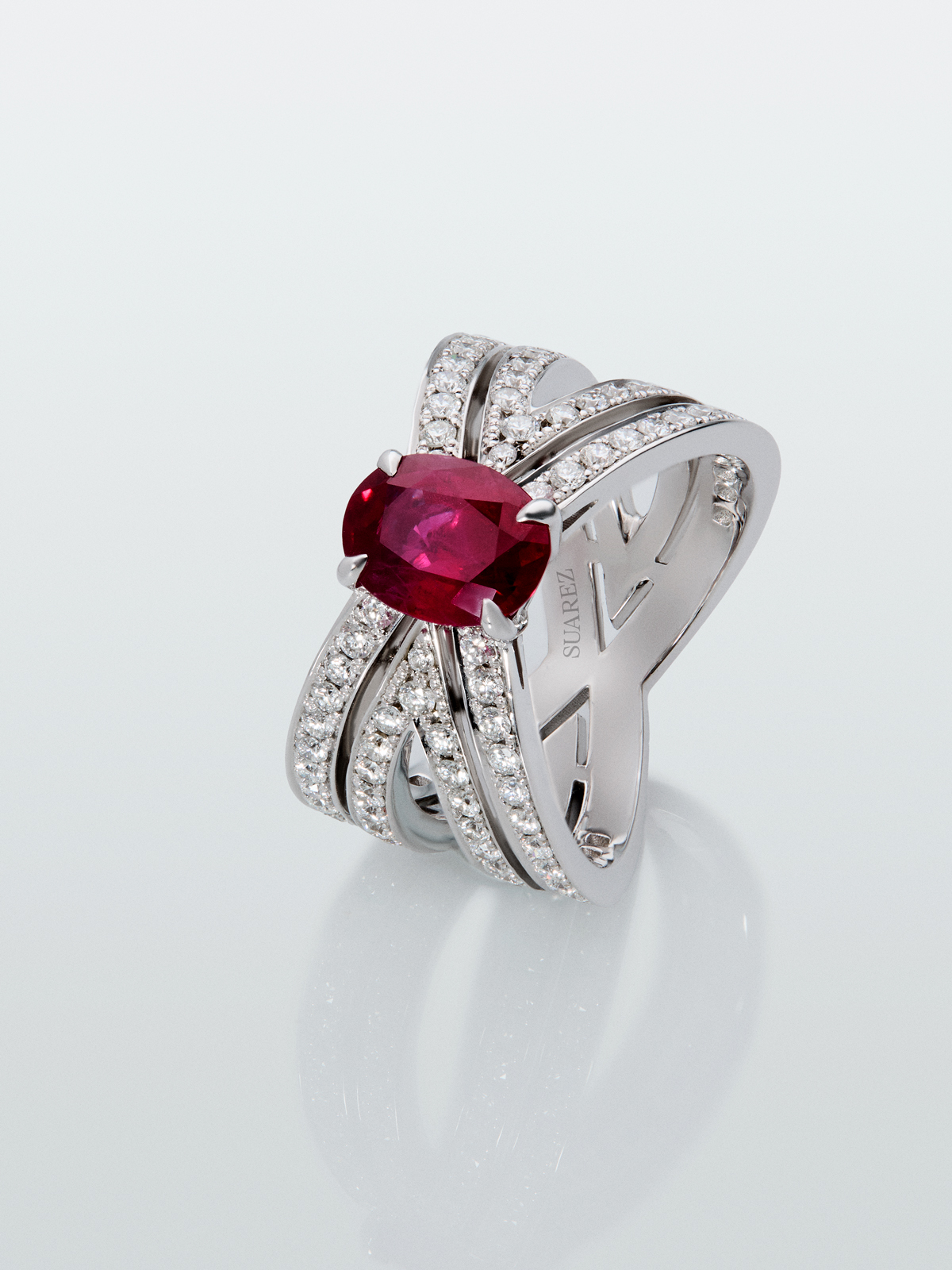 Anillo multibrazo de oro blanco de 18K con zafiro rojo en talla oval de 1,97 cts y diamantes en talla brillante con un total de 1,06 cts