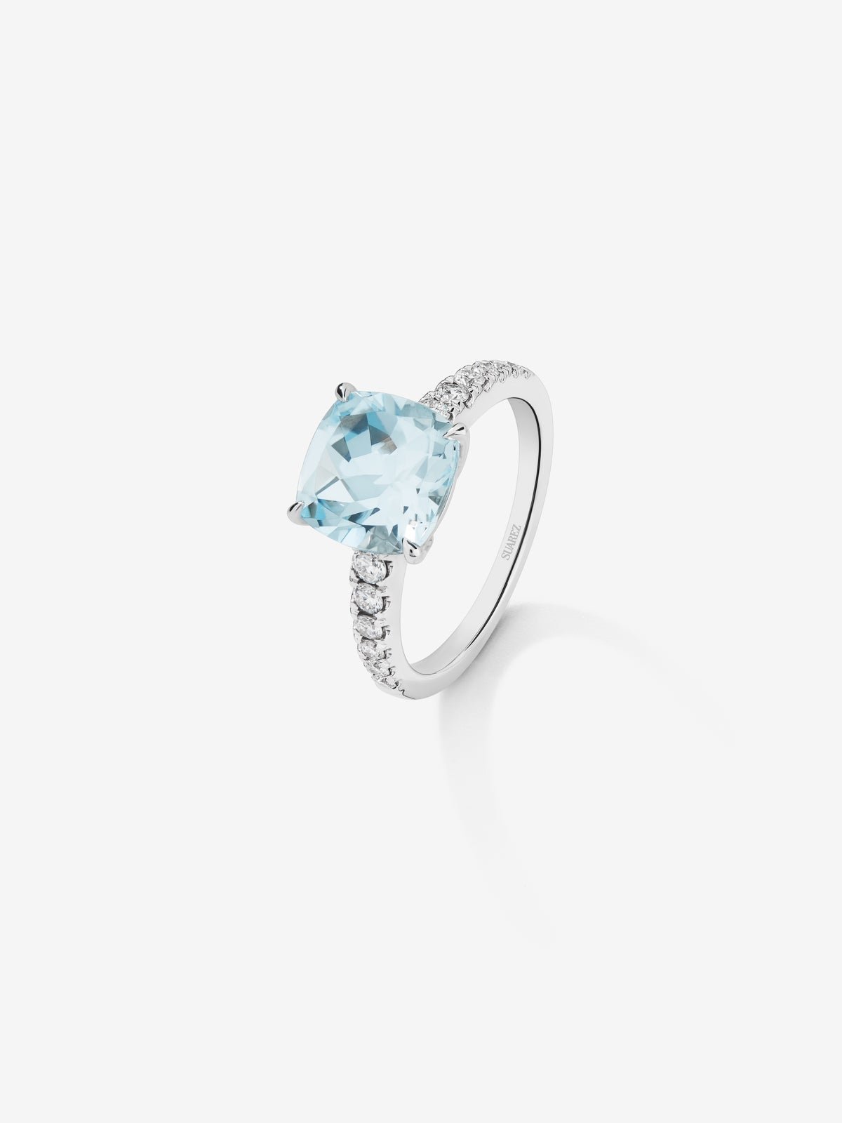 18K white gold ring with cushion-cut sky blue topaz of 3.72 cts and 12 brilliant-cut diamonds with a total of 0.3 cts