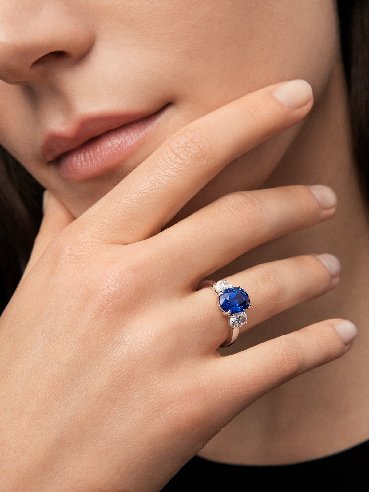 18K white gold triple ring with oval-cut royal blue sapphire of 4.05 cts and 2 oval-cut diamonds with a total of 1.05 cts