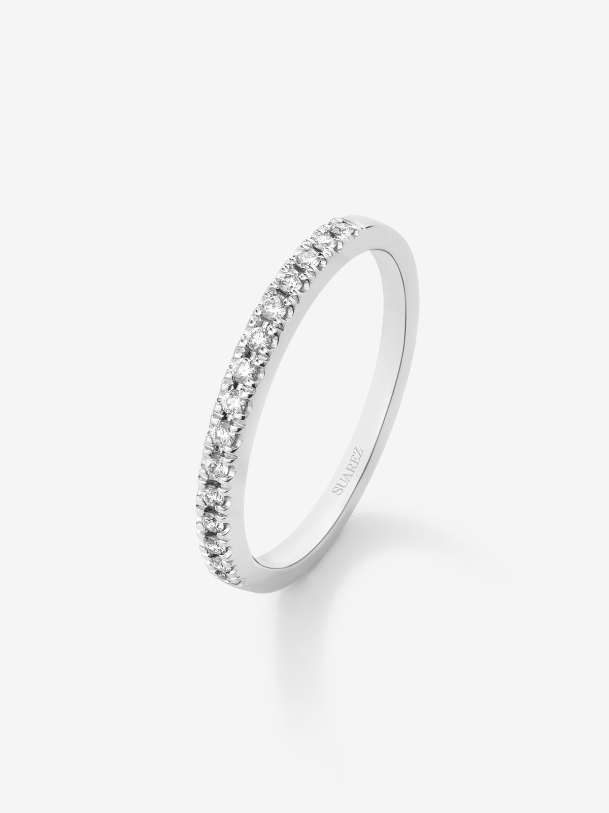 Media alianza de oro blanco de 18K con 15 diamantes en talla brillante con un total de 0,15 cts