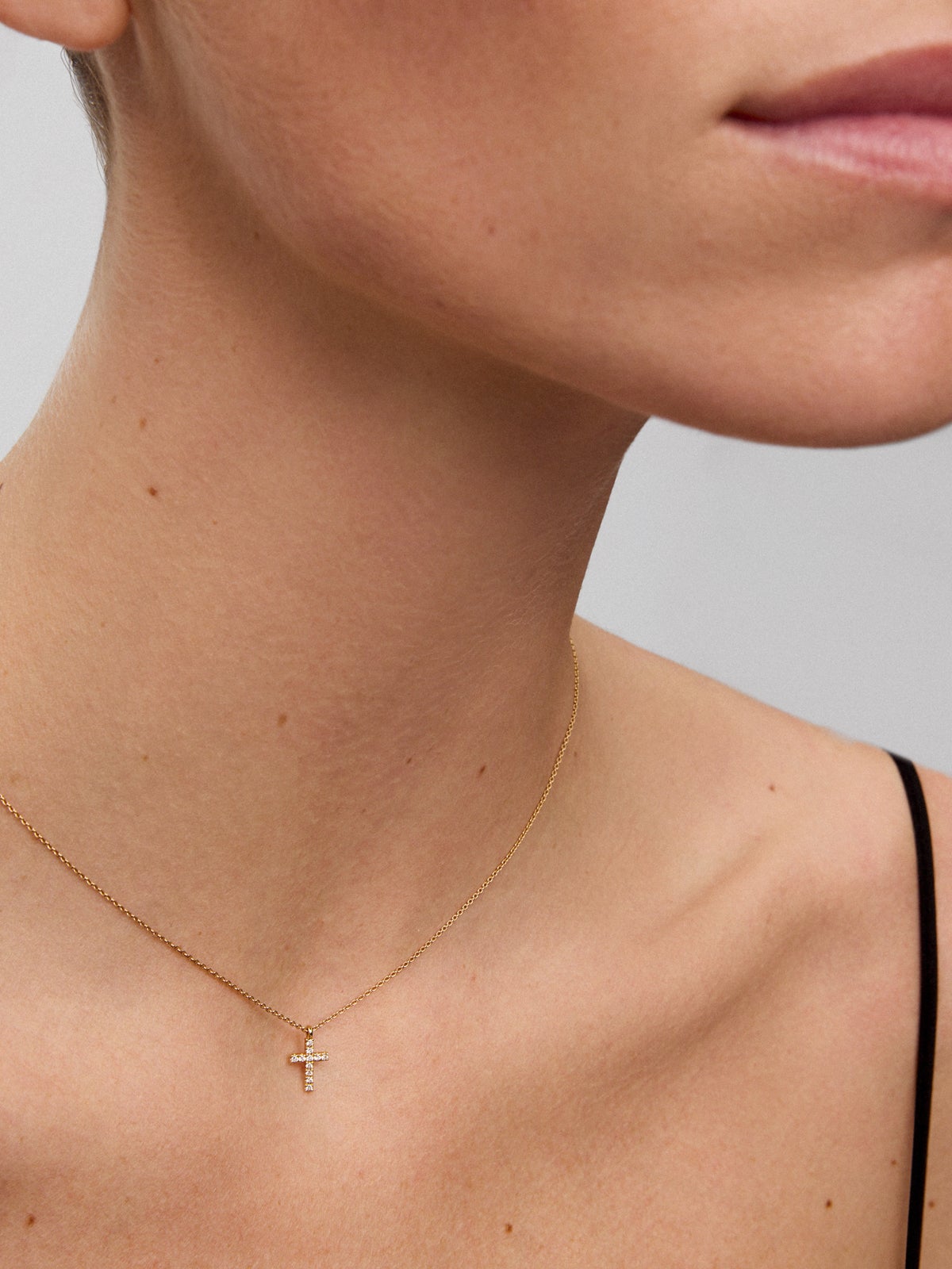 18K yellow gold chain pendant with diamonds