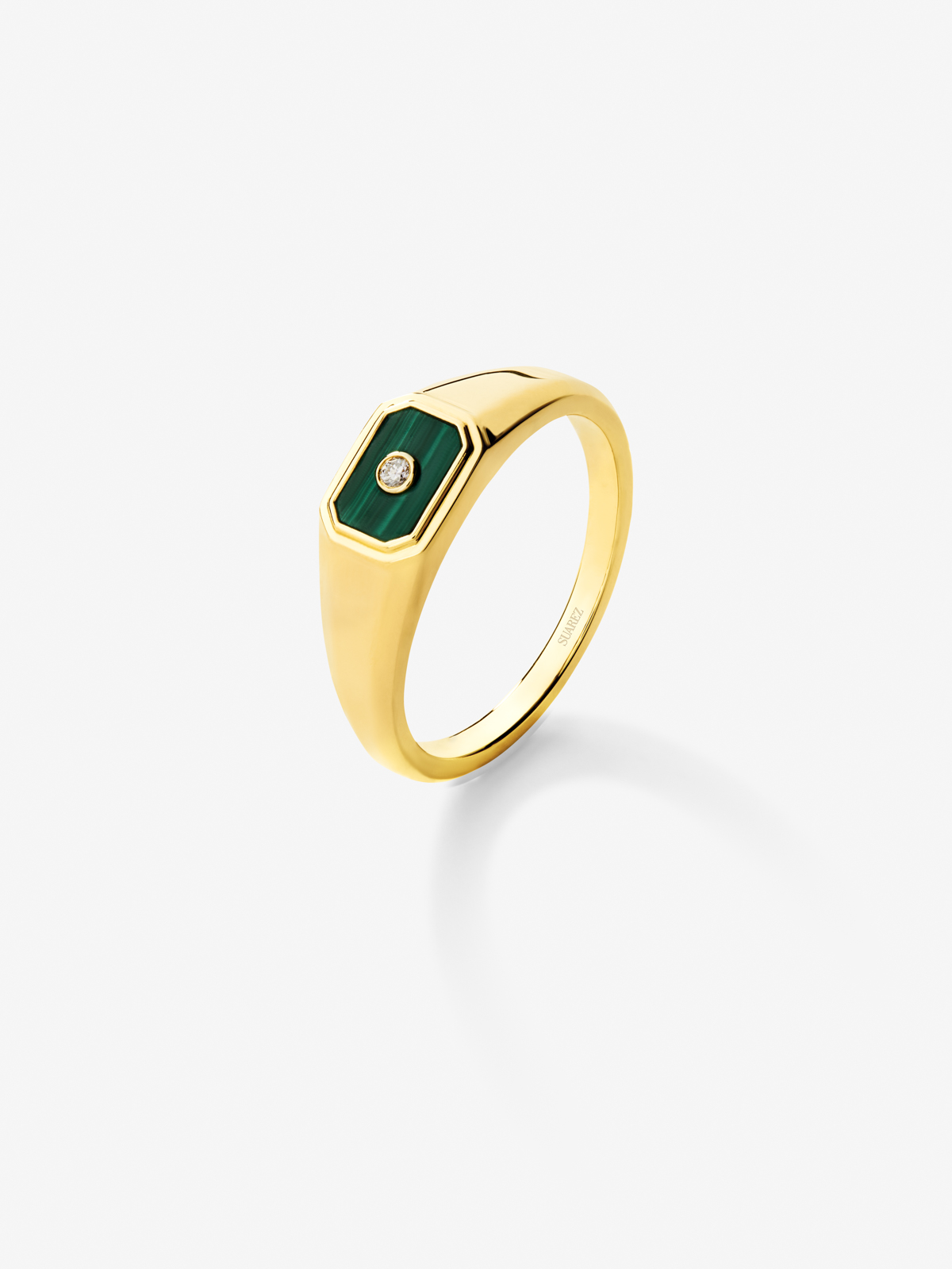 Small yellow gold seal ring of 18k with 0.2 cts green malaquita and white diamond in 0.01 cts
