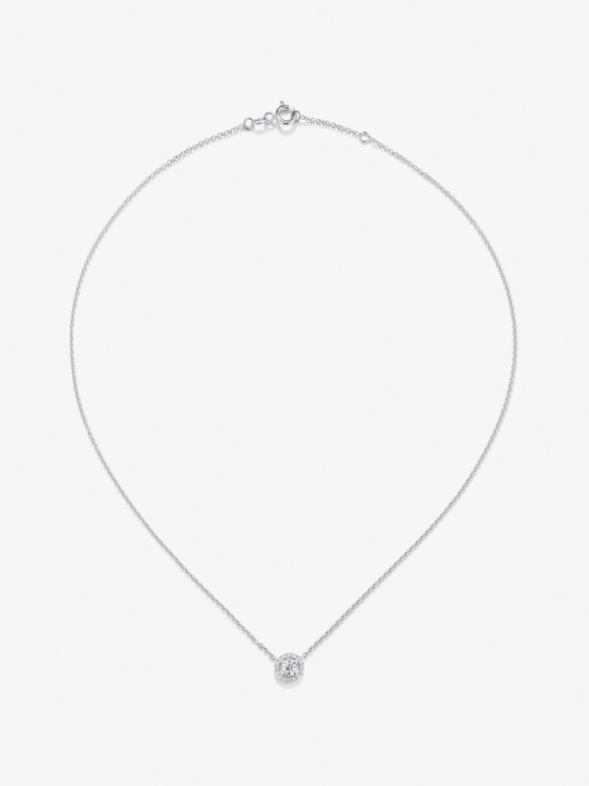 Colgante cadena de oro blanco de 18K con diamante solitario y orla de diamantes