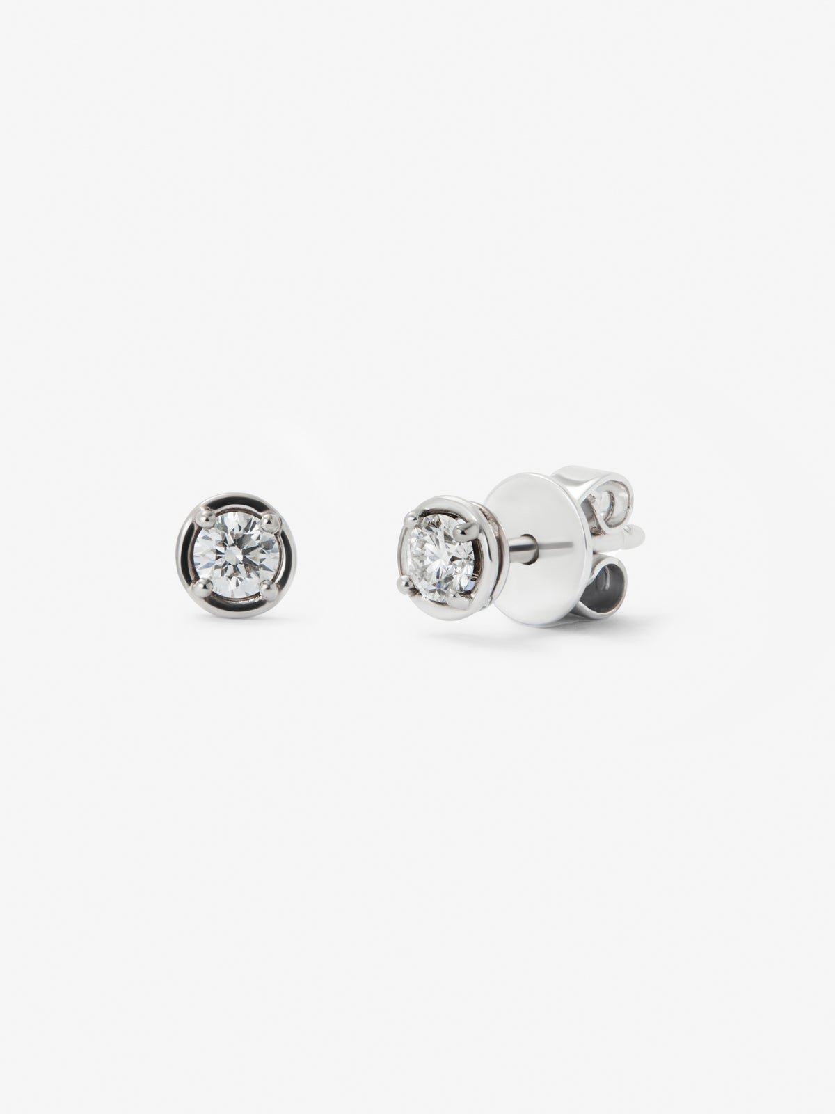 18K white gold earrings with solitary diamond