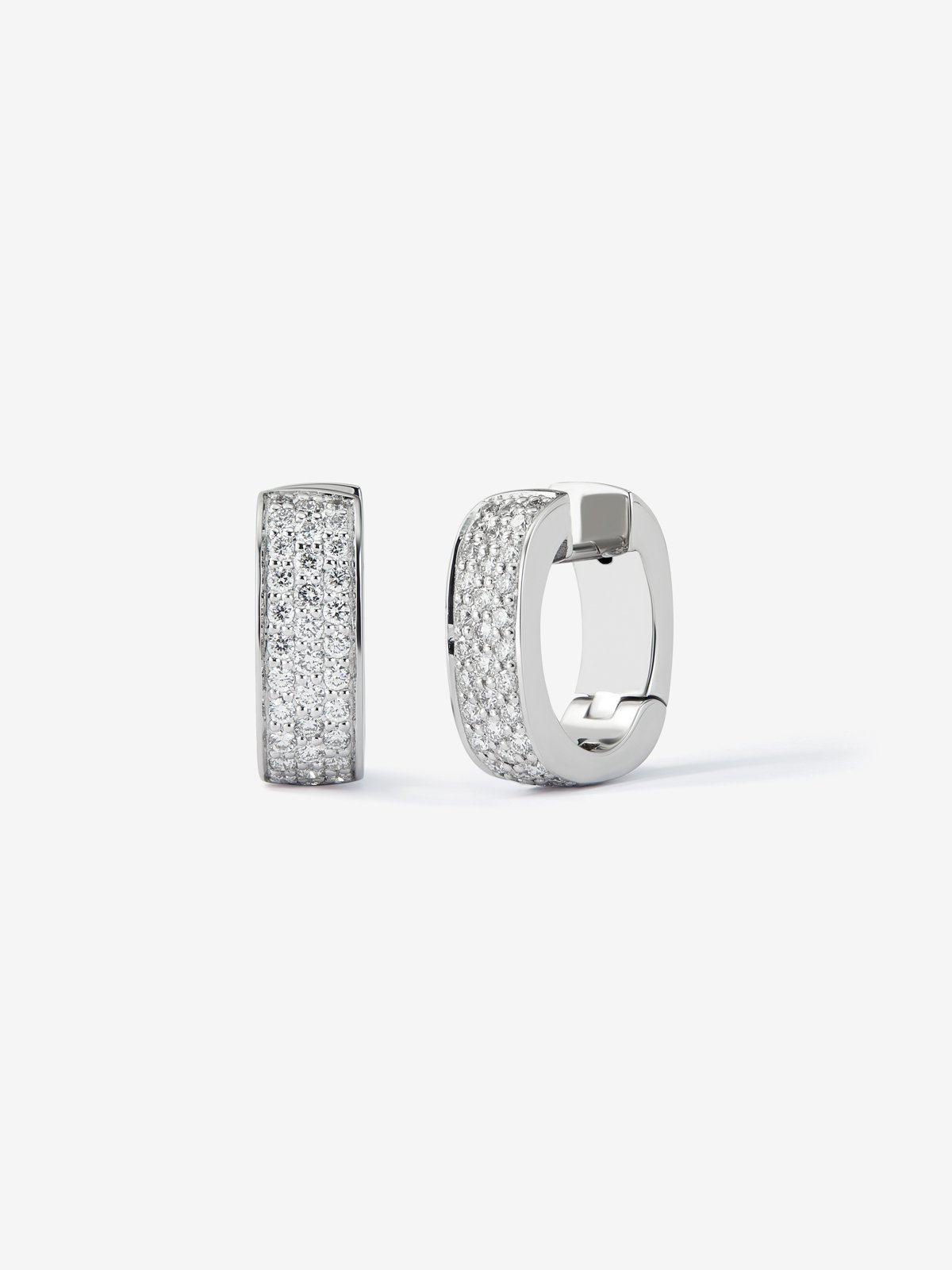 Pendientes de oro blanco de 18K con pavé de diamantes en talla brillante 