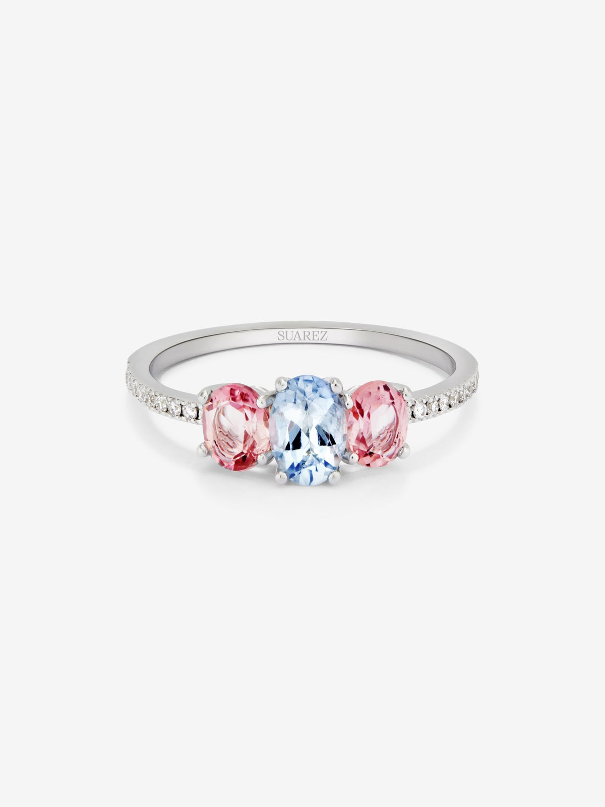 Anillo tresillo de oro blanco de 18K con aguamarina en talla oval de 0,4 cts, 2 turmalinas rosas en talla oval con un total de 0,7 cts y 20 diamantes en talla brillante con un total de 0,1 cts