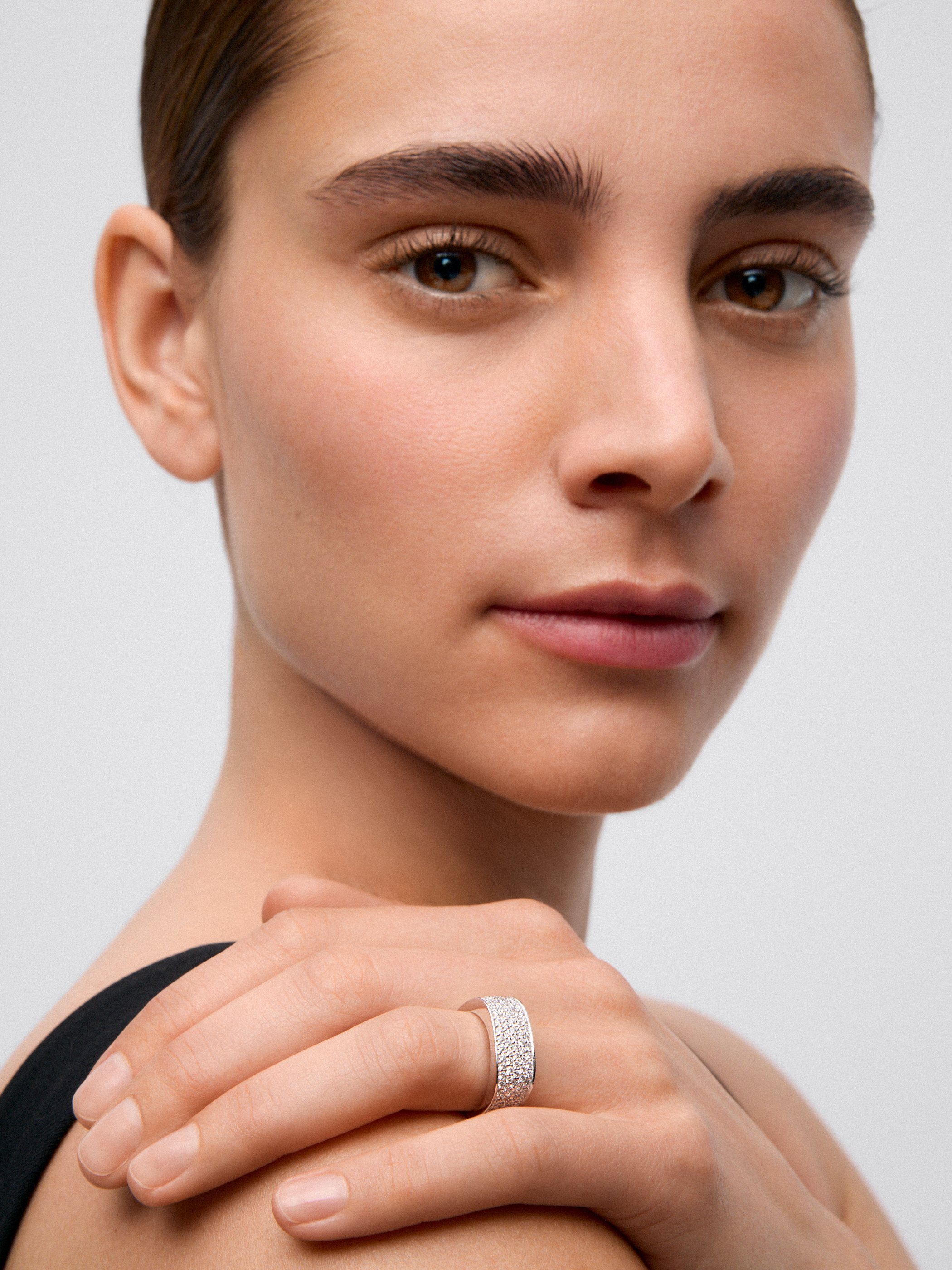 Anillo de oro blanco de 18K con pavé de diamantes en talla brillante