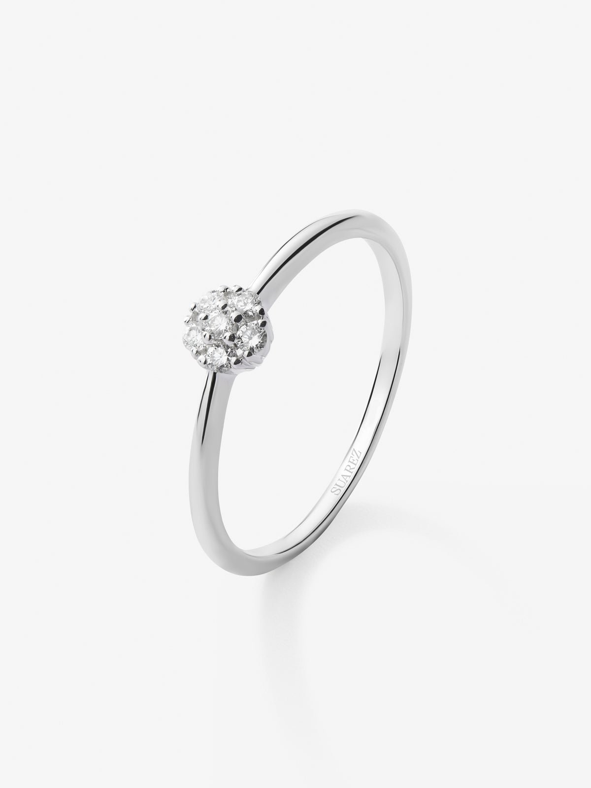 Anillo de oro blanco de 18K con roseta de 15 diamantes en talla brillante con un total de 0,09 cts