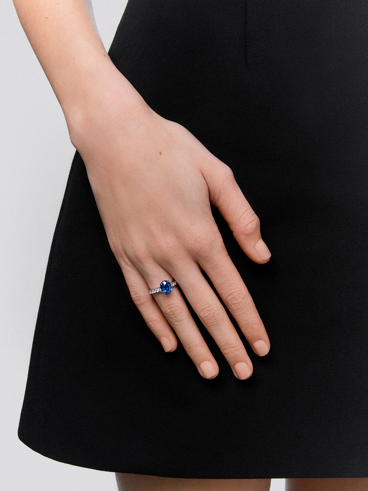 18K White Gold Ring with Royal Blue Zafiro in 0.13 cts oval size