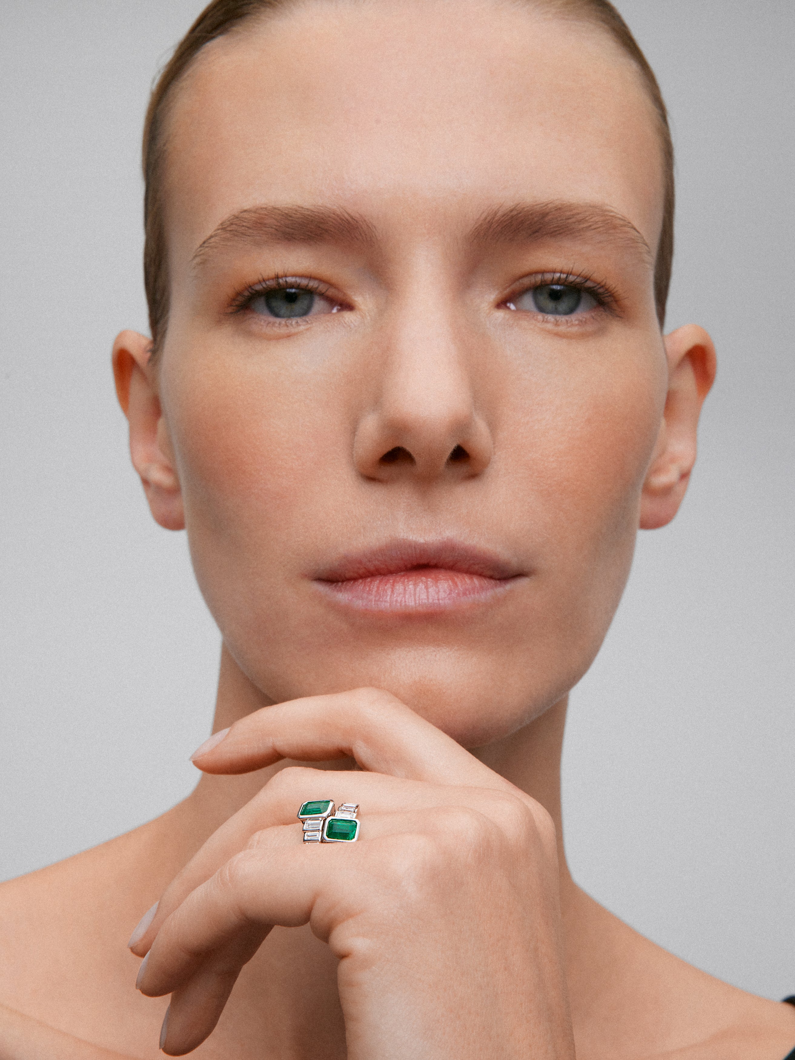 You and me ring in 18K white gold with 1.83 ct octagonal-cut green emeralds and 0.57 ct baguette-cut diamonds