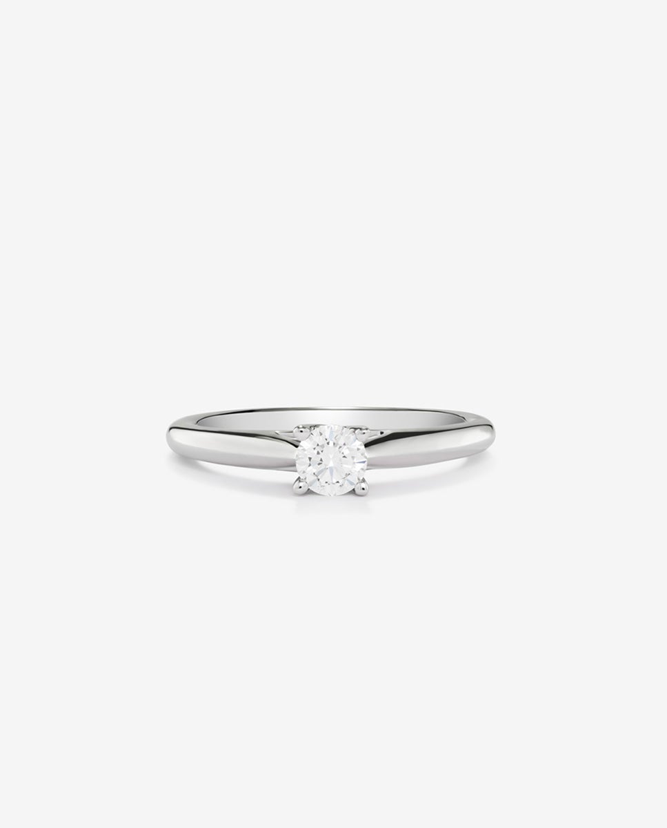 Anillo solitario de oro blanco de 18K con diamante en talla brillante de 0,15 cts