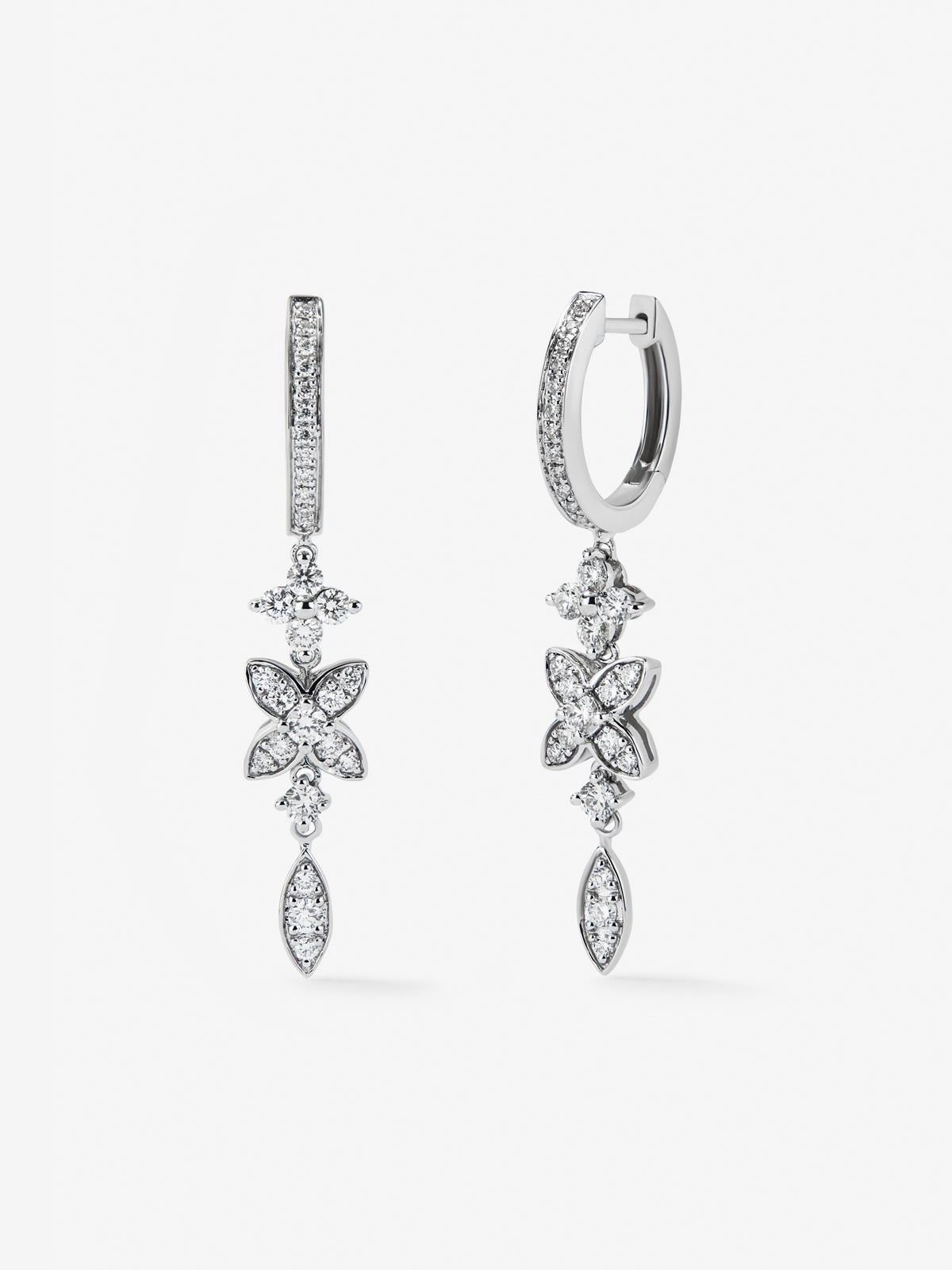 Pendientes de oro blanco de 18K con 58 diamantes en talla brillante con un total de 0,76 cts