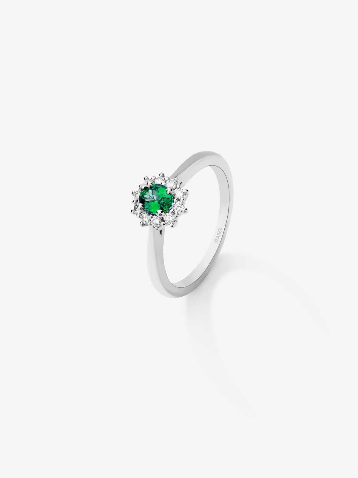 Anillo de oro blanco de 18K con esmeralda verde en talla oval y diamantes blancos en talla brillante
