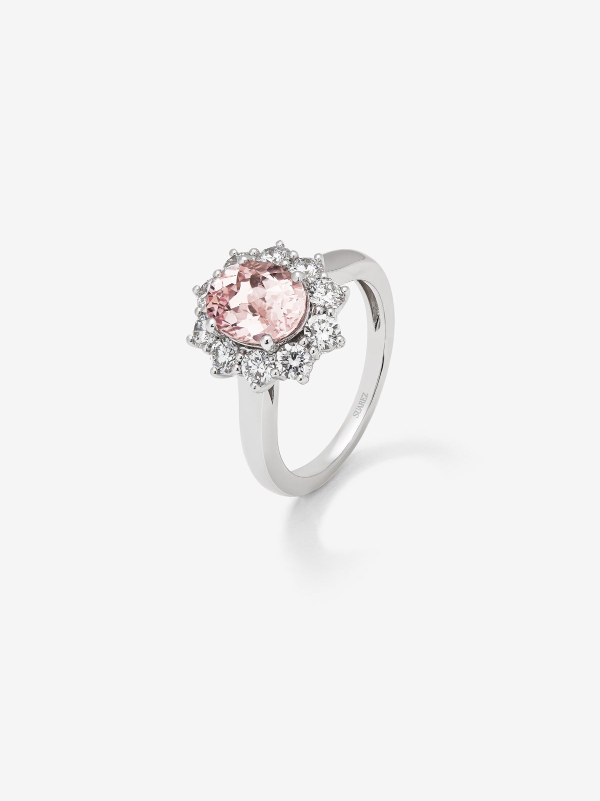18K white gold ring with oval-cut pink morganite of 1.6 cts and 10 brilliant-cut diamonds with a total of 0.96 cts