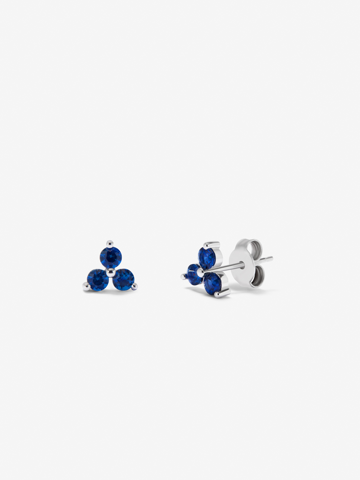 18k white gold earrings with blue sapphires in a brilliant size of 0.77 cts