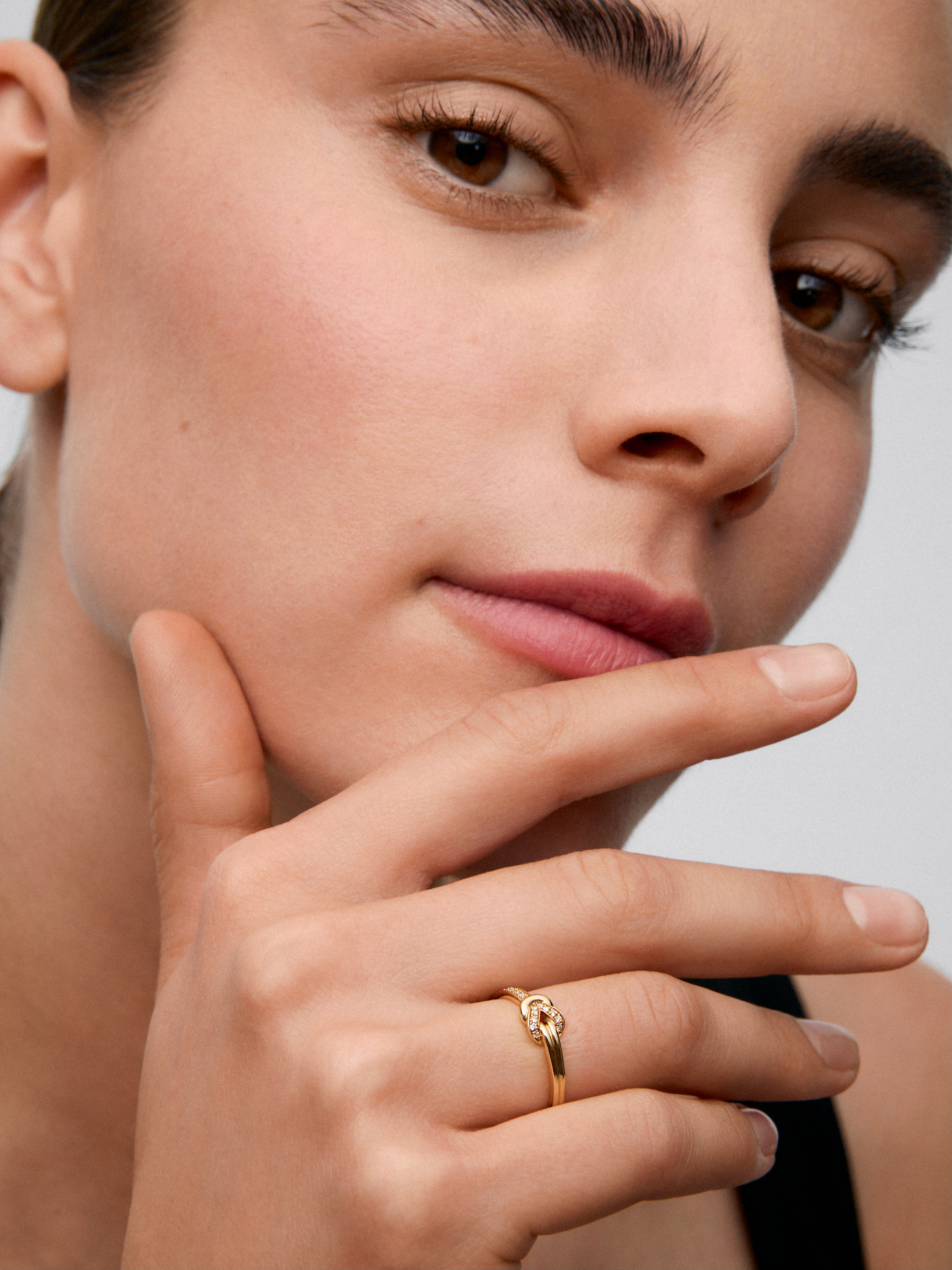 18K yellow gold ring with 15 brilliant-cut diamonds with a total of 0.09 cts and a knot shape