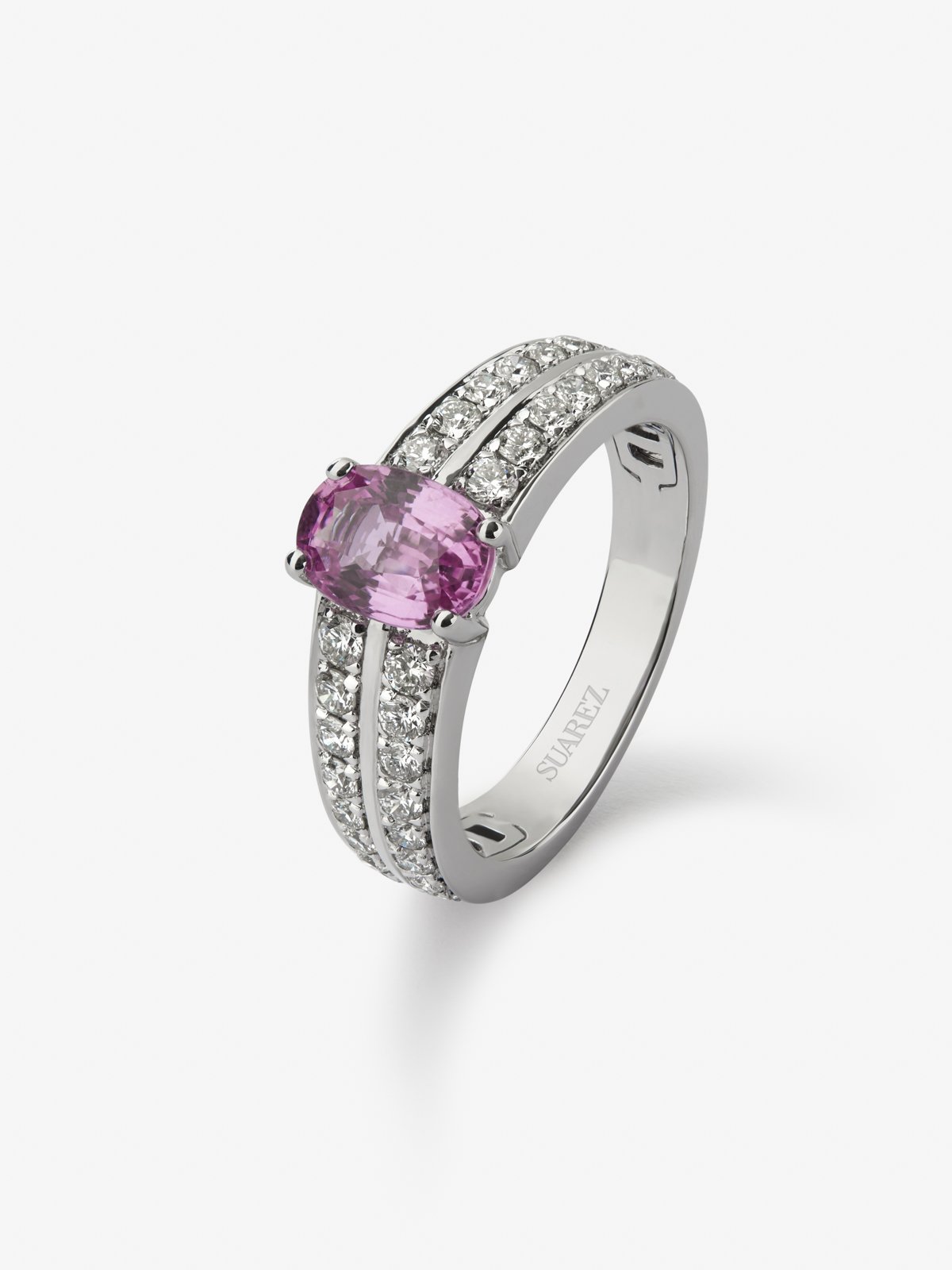 18K white gold ring with vivid pink sapphire in oval cut of 1.46 cts and 32 brilliant-cut diamonds with a total of 0.61 cts