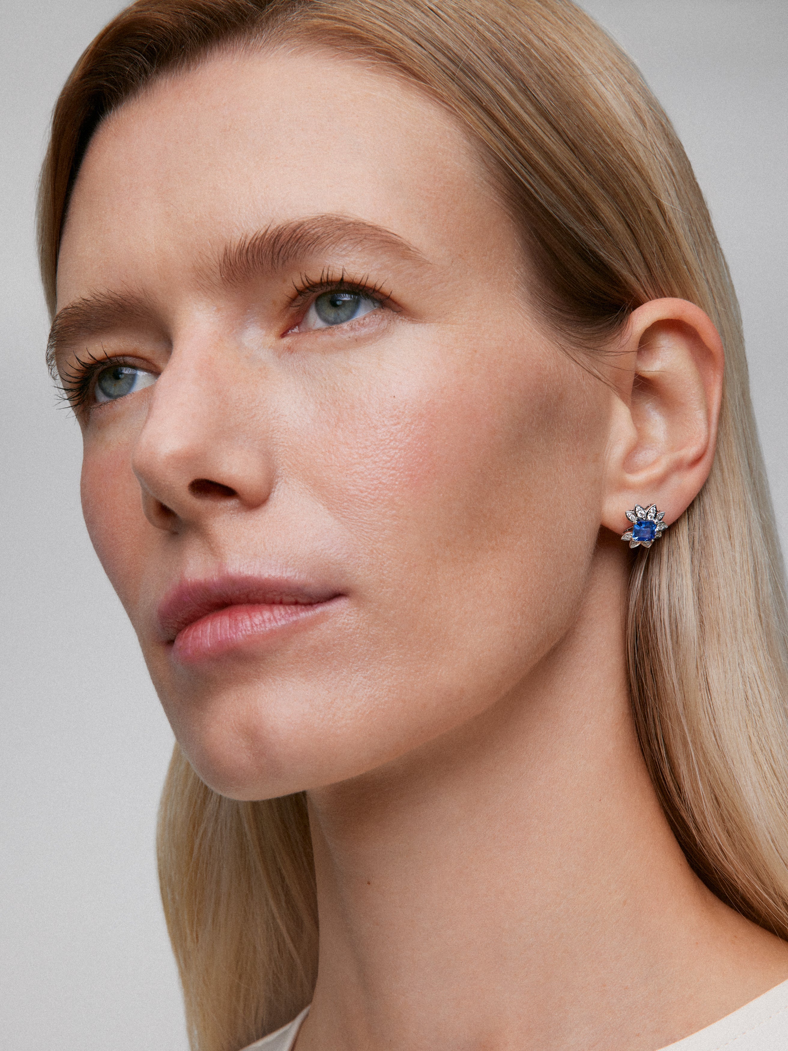 Pendientes de oro blanco de 18K con zafiros azules en talla octogonal de 2,66 cts y diamantes blancos en talla brillante de 0,45 cts