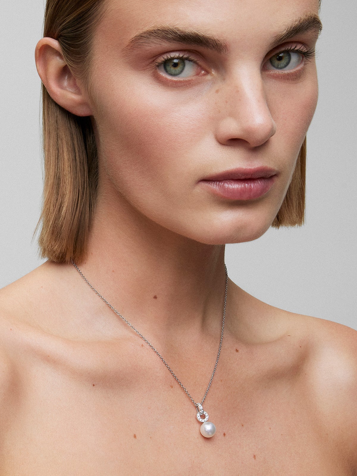 Colgante de cadena de oro blanco de 18k con aro en diamante y perla australiana de 9,5 mm