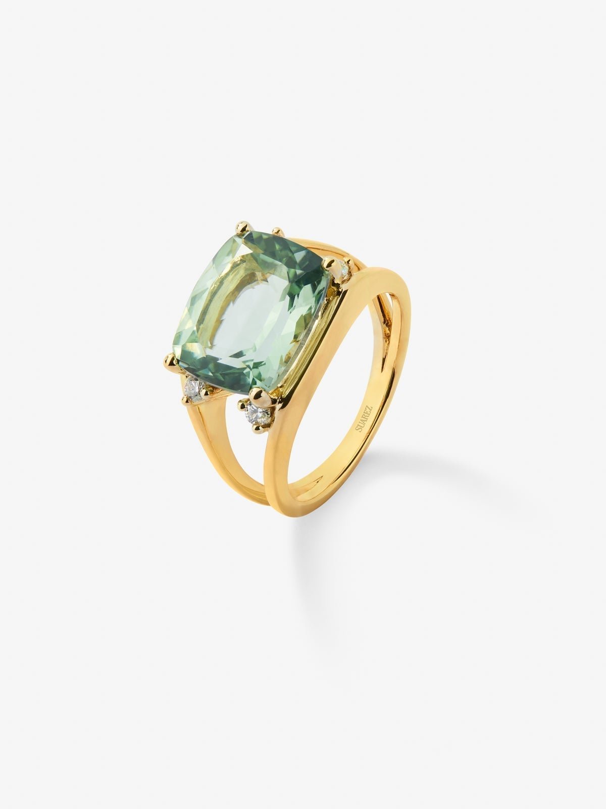 Anillo de oro amarillo de 18K con amatista verde en talla cushion de 7,3 cts y 4 diamantes en talla brillante con un total de 0,13 cts