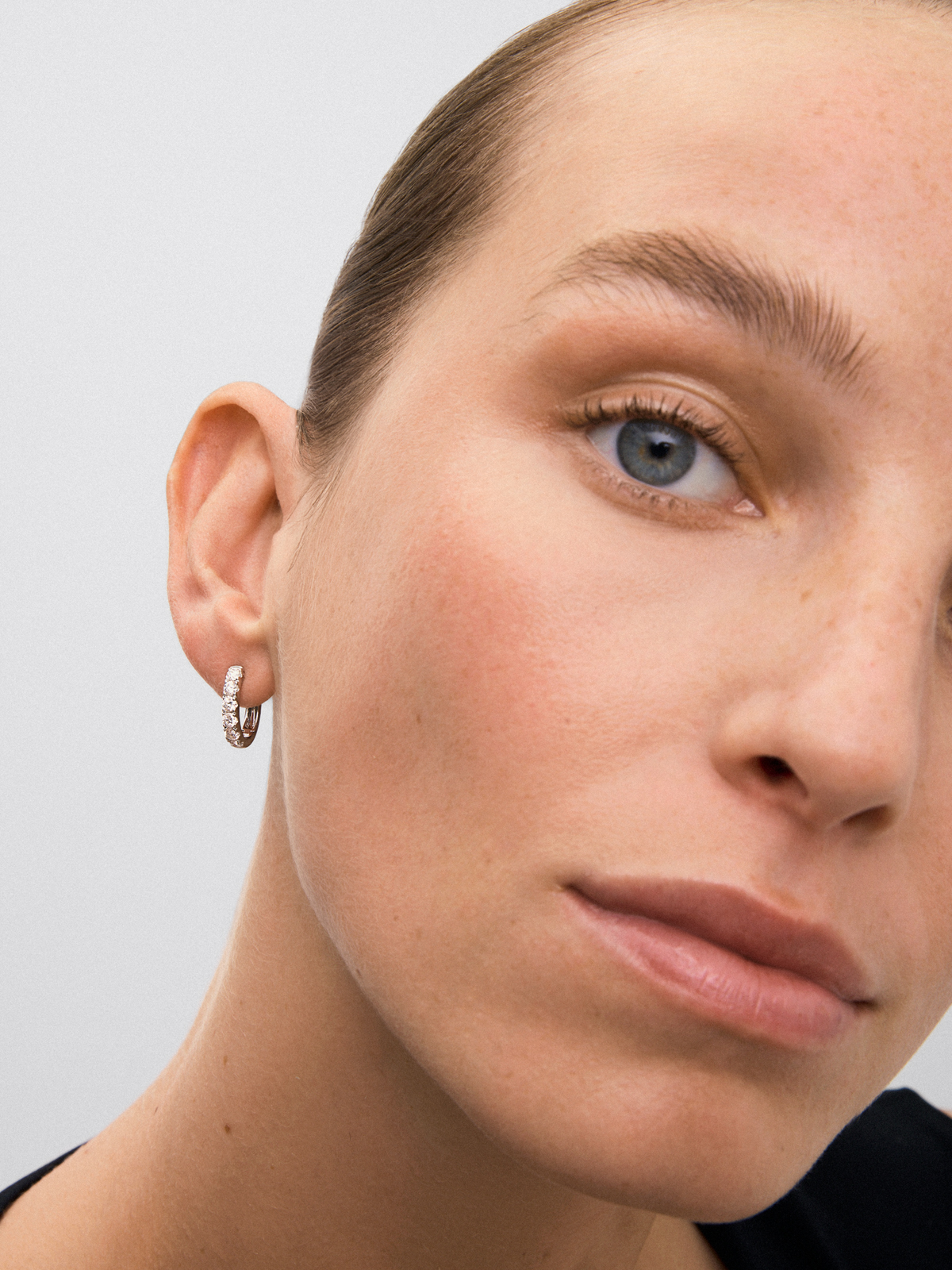 18K white gold earrings with 12 brilliant-cut diamonds with a total of 0.96 cts