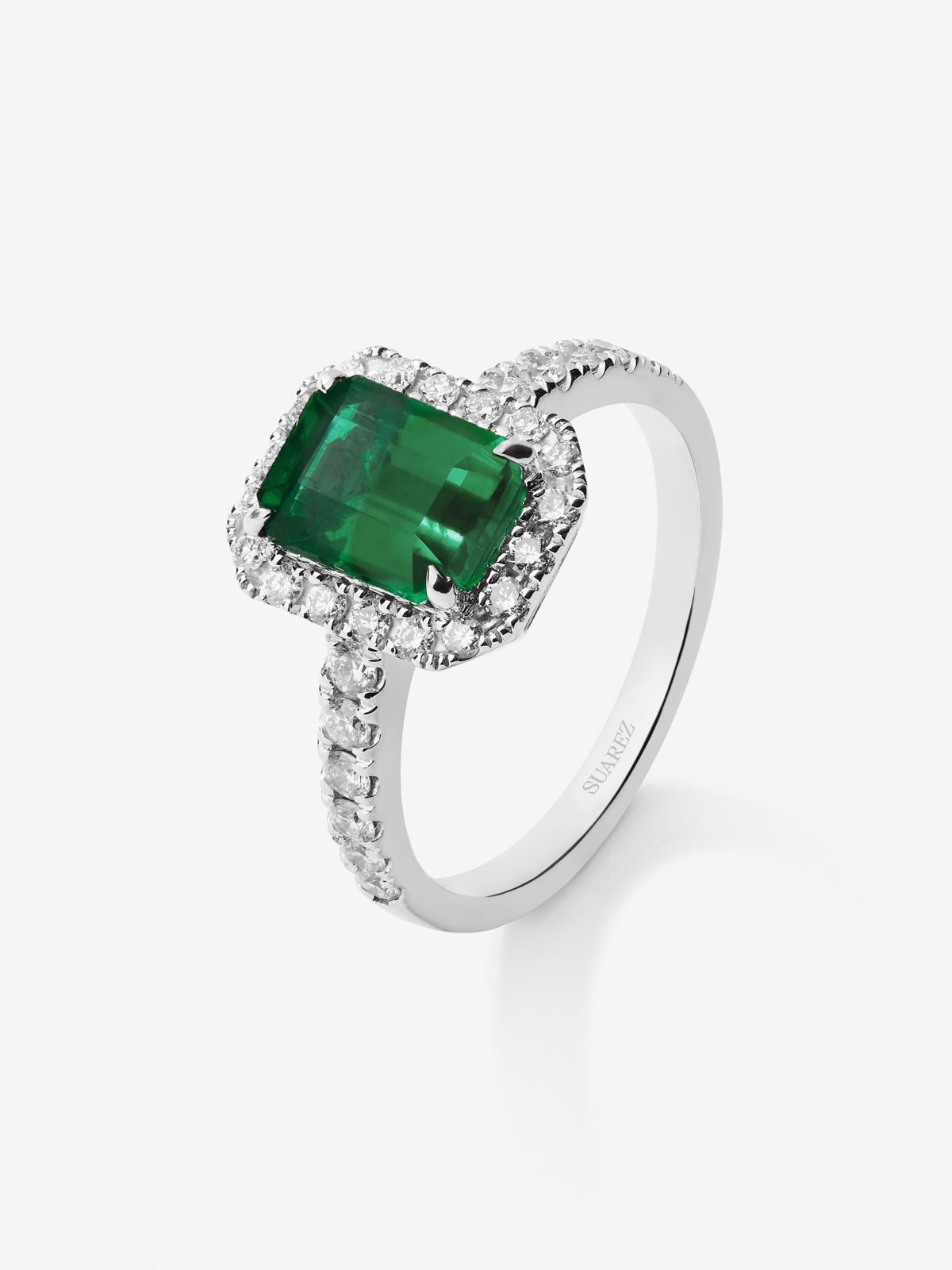 Anillo de oro blanco de 18K con esmeralda verde en talla octogonal de 1,67 cts y orla y brazo de 30 diamantes en talla brillante con un total de 0,43 cts 