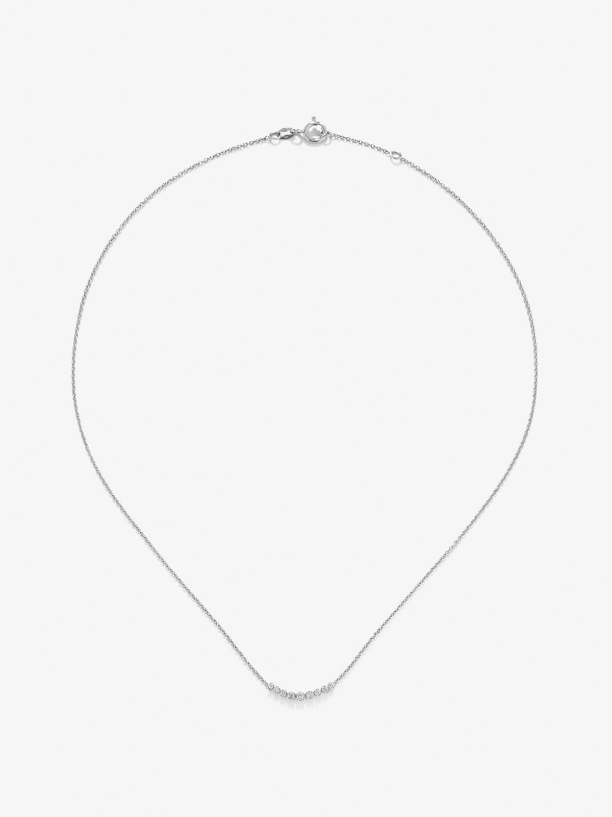 Collar de oro blanco de 18K con 9 diamantes en talla brillante con un total de 0,26 cts