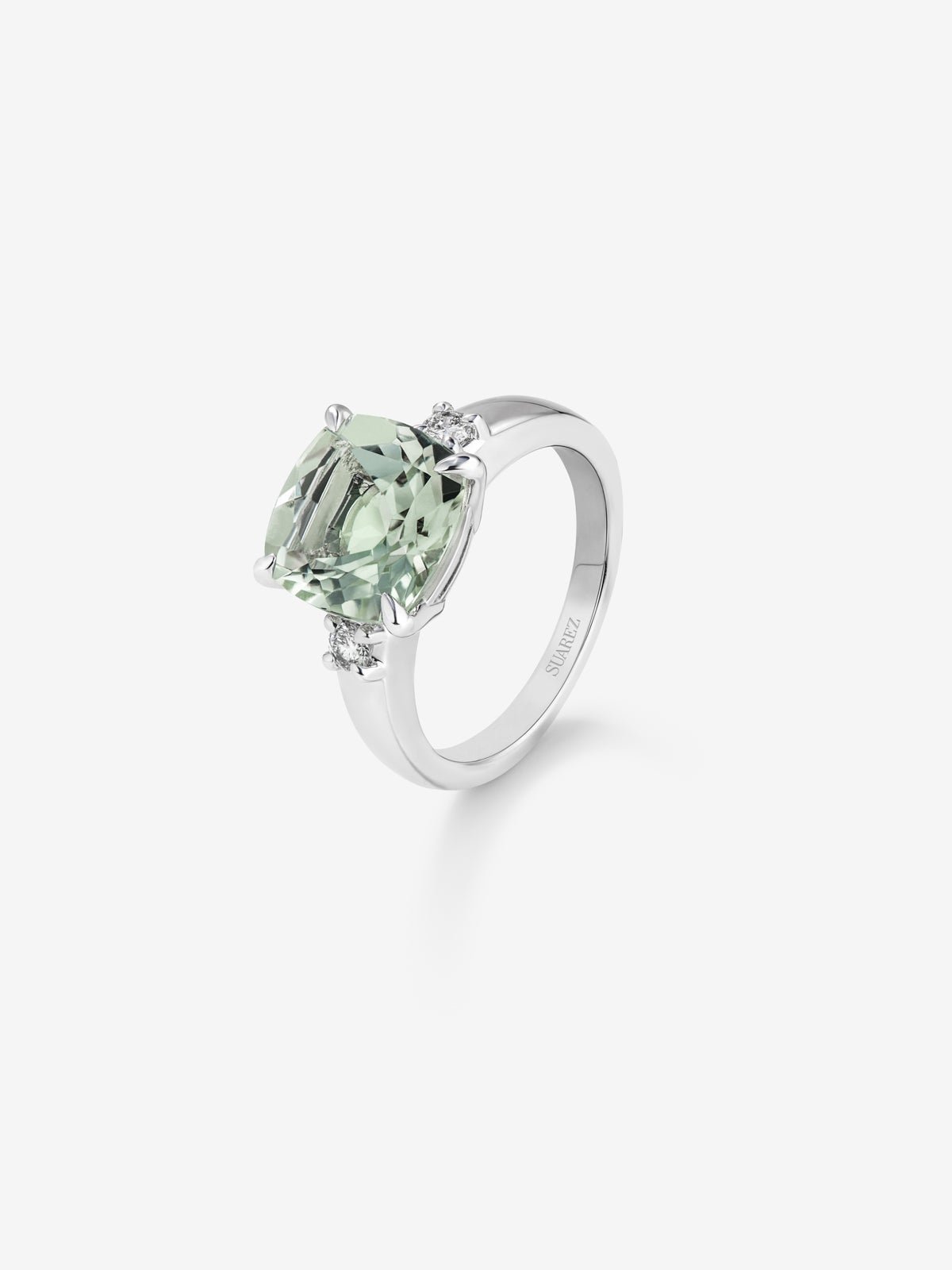 Anillo tresillo de plata 925 con amatista verde en talla cushion de 3,95 cts y 2 diamantes en talla brillante con un total de 0,12 cts