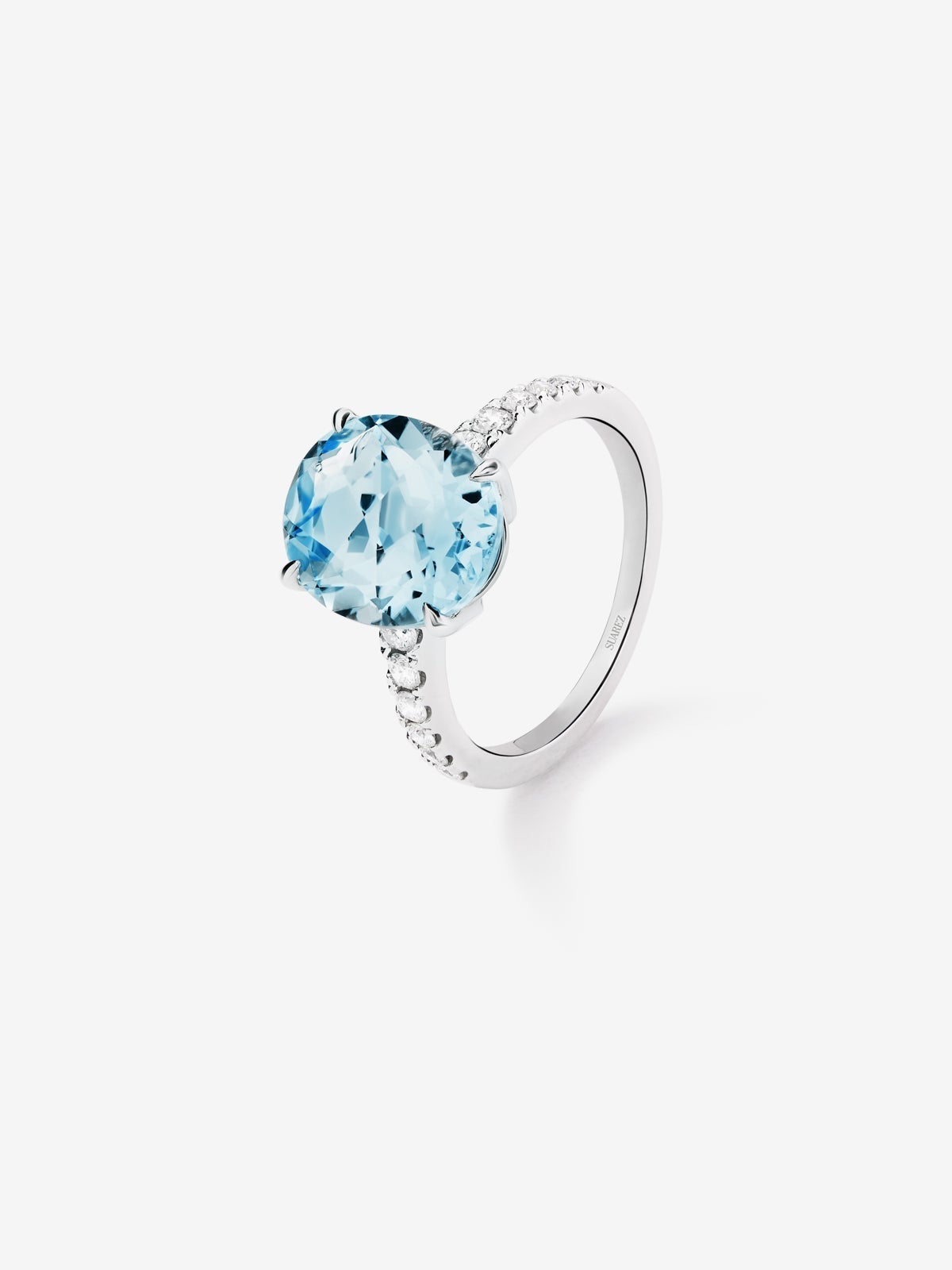 18K white gold ring with oval-cut sky blue topaz of 5.8 cts and 12 brilliant-cut diamonds with a total of 0.3 cts