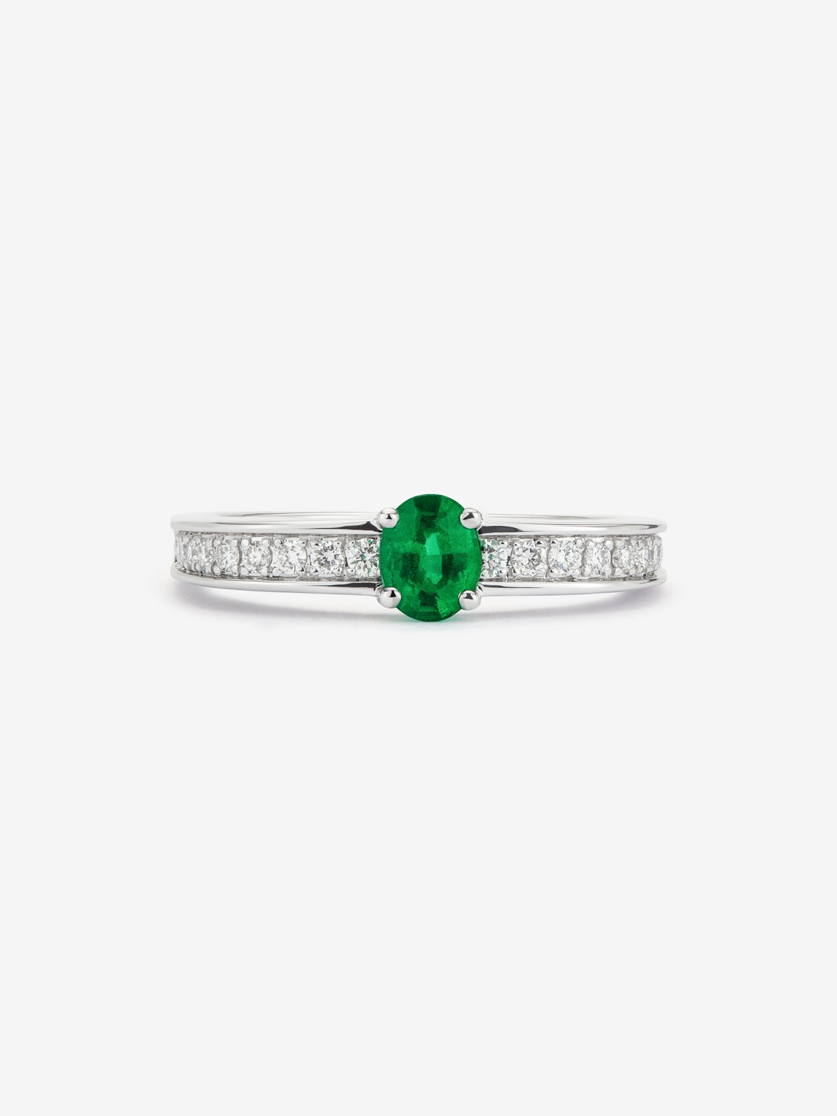 18K white gold ring with oval-cut emerald of 0.32 cts and 22 brilliant-cut diamonds with a total of 0.15 cts