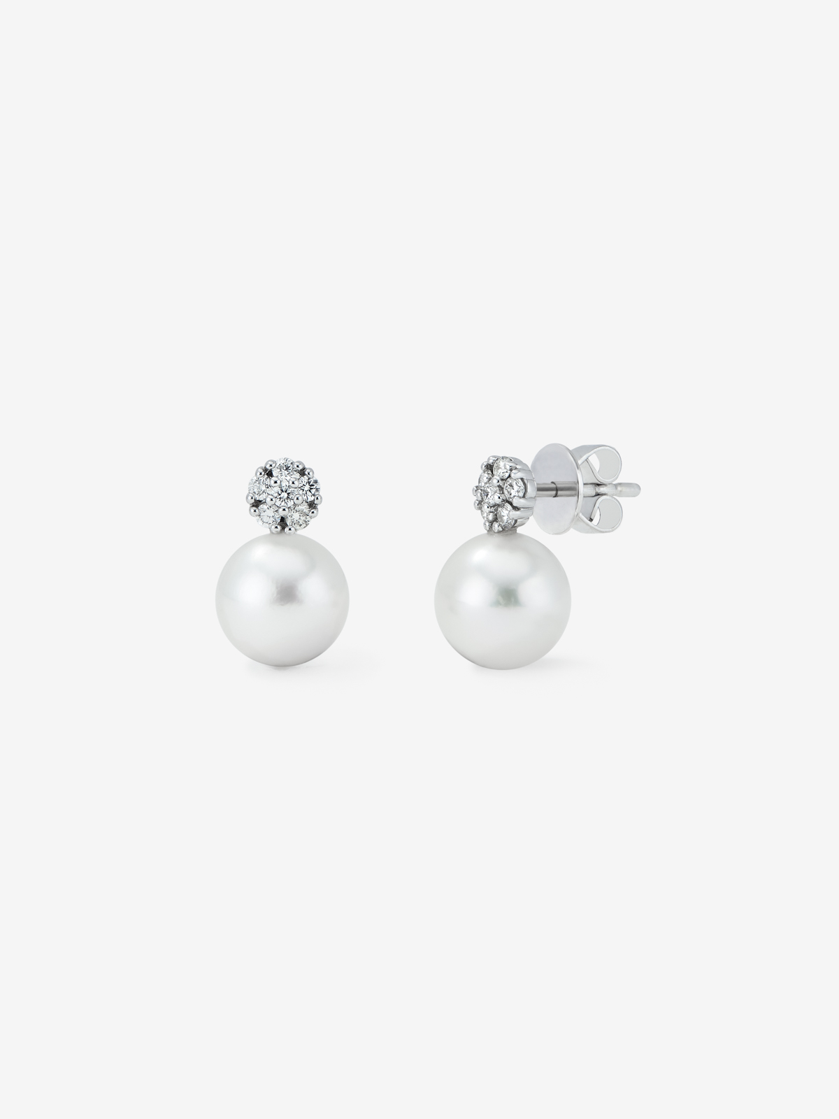 18k White Gold Earring with 8mm Australian Pearl and Diamond.