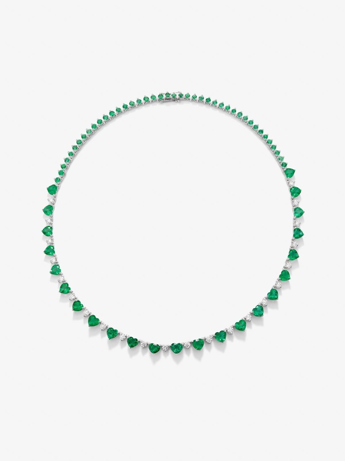 Collar de oro blanco de 18K con esmeraldas verdes en talla corazón y brillante de 19,21 cts y diamantes blancos en talla brillante de 2,71 cts