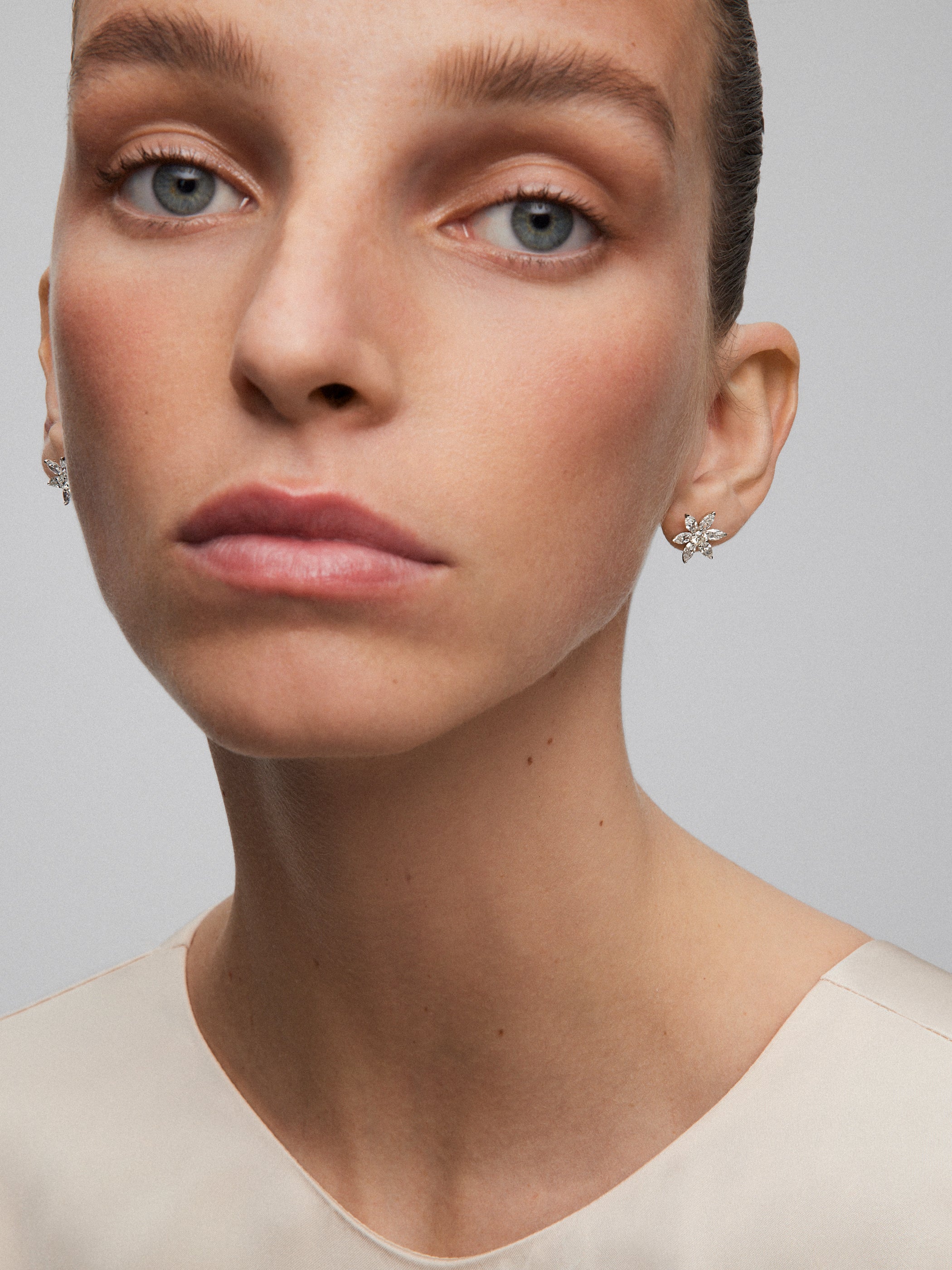 18K white gold earrings with 2 brilliant-cut diamonds with a total of 0.35 cts and 12 marquise-cut diamonds with a total of 1.9 cts