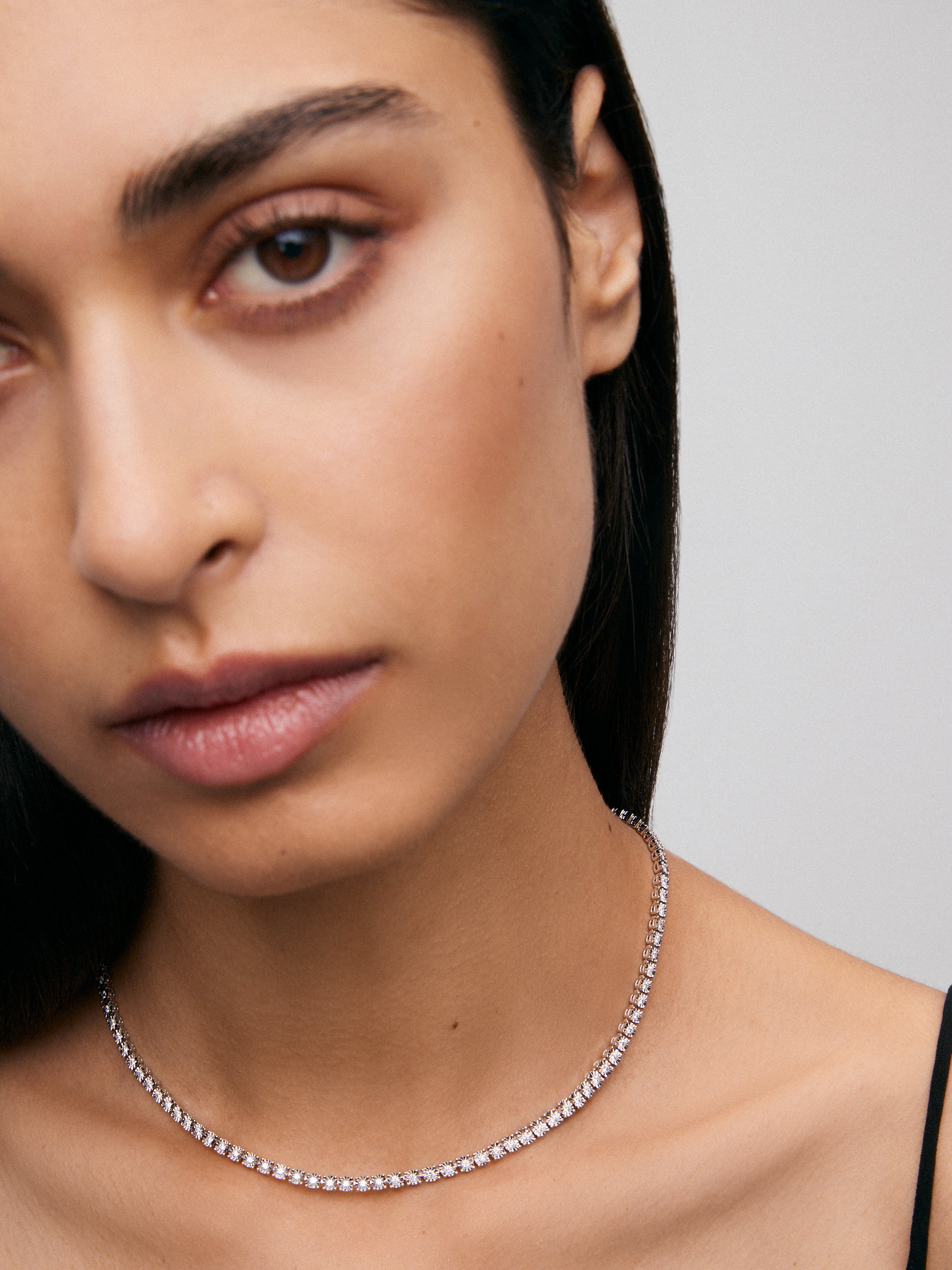 Collar gargantilla riviere de oro blanco de 18K con diamantes