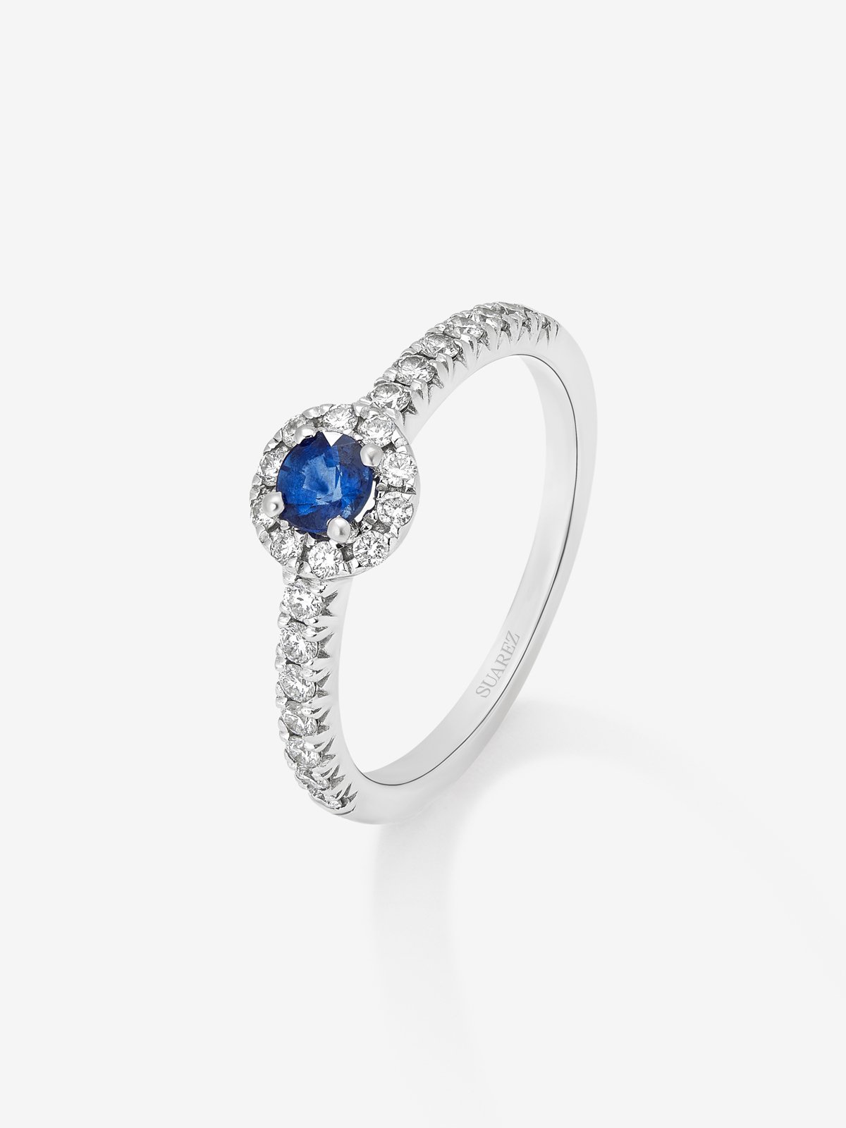 Anillo de oro blanco de 18K con zafiro azul en talla brillante de 0,4 cts y orla y brazo de 24 diamantes en talla brillante con un total de 0,3 cts