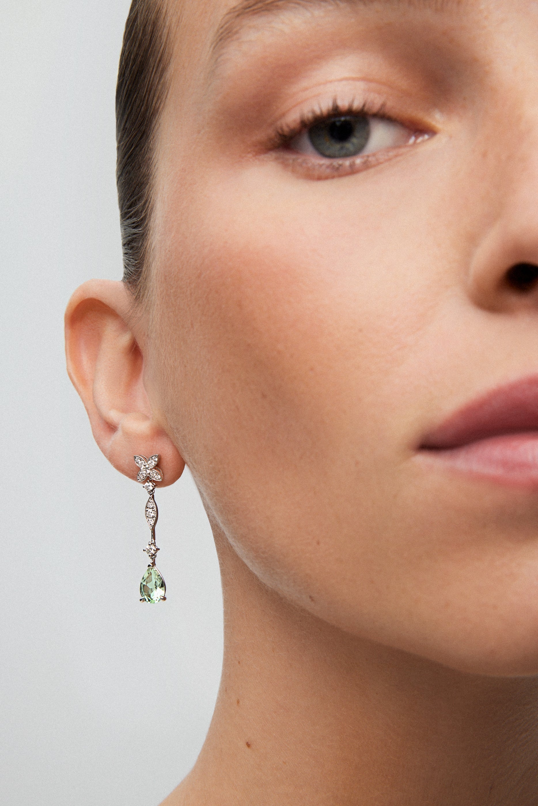 Pendientes de oro blanco de 18K con 30 diamantes en talla brillante con un total de 0,63 cts y 2 amatistas verdes en talla pera