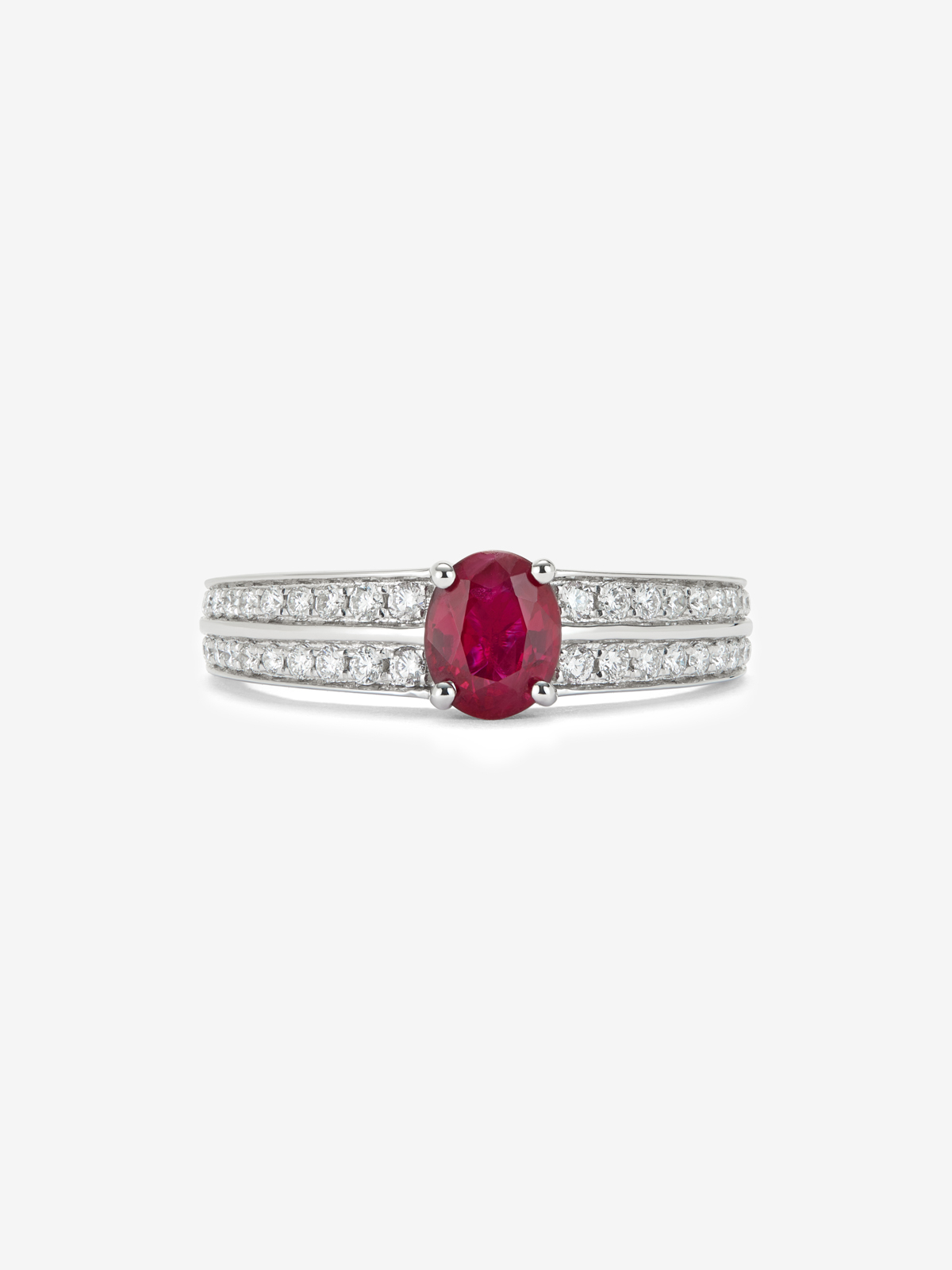 Anillo de oro blanco de 18K con rubí en talla oval de 1,055 cts y 40 diamantes en talla brillante con un total de 0,31 cts