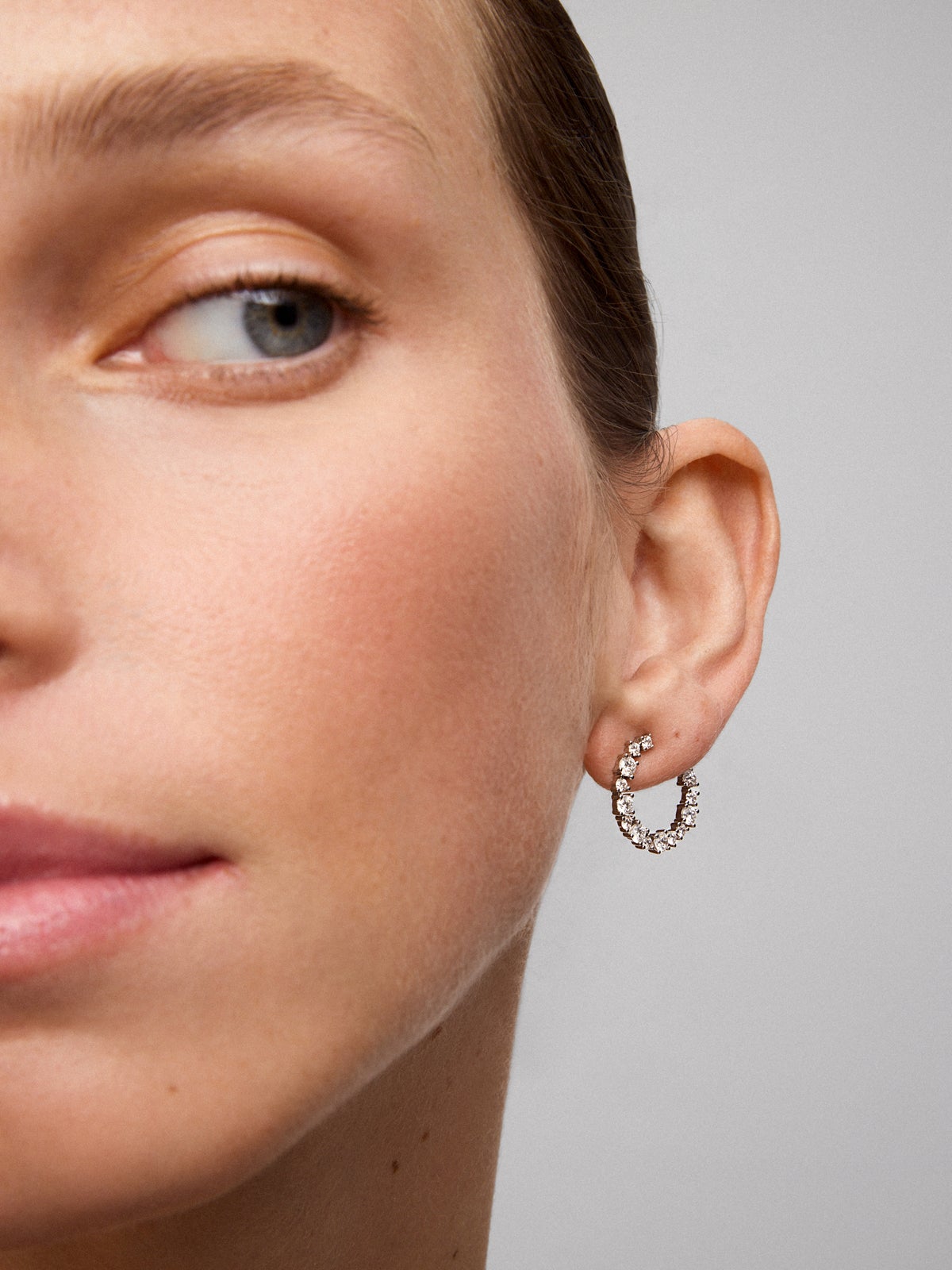 18K white gold hoop earrings with 34 brilliant-cut diamonds with a total of 1.84 cts