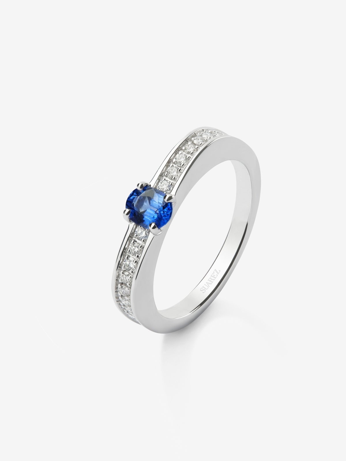 18K white gold ring with oval-cut blue sapphire of 0.44 cts and 22 brilliant-cut diamonds with a total of 0.16 cts