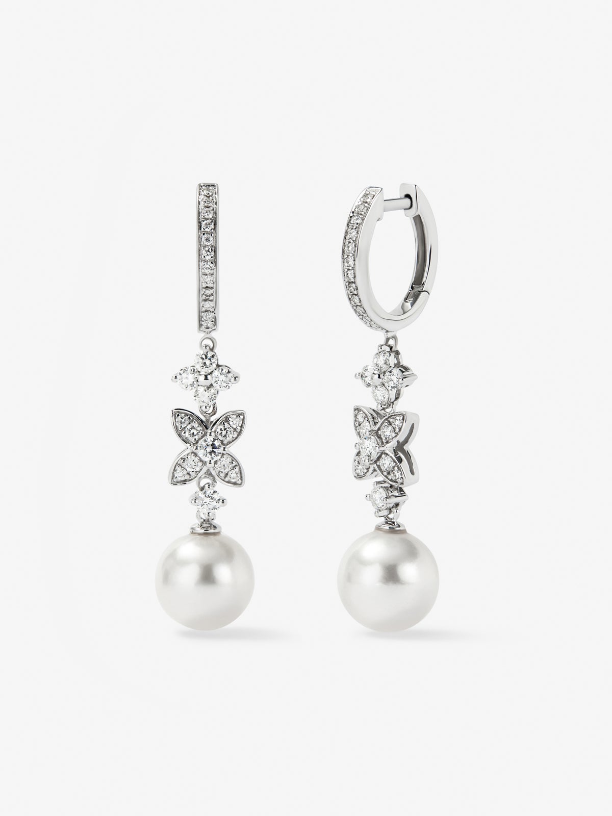 Pendientes de oro blanco de 18K con 52 diamantes en talla brillante con un total de 0,59 cts y 2 perlas akoya de 8,5 mm